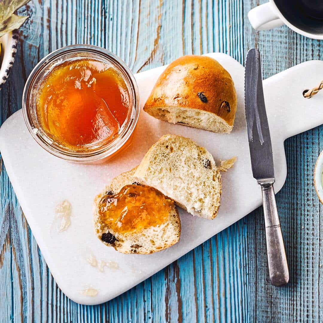 Wie wäre es mit einer süßen Geschenkidee für Ihre Liebsten? Probieren Sie unser Rezept für Quitten-Gelee mit Zitronensaft und Vanilleschoten – in Weckgläser gefüllt, bleibt es mehrere Monate frisch!
