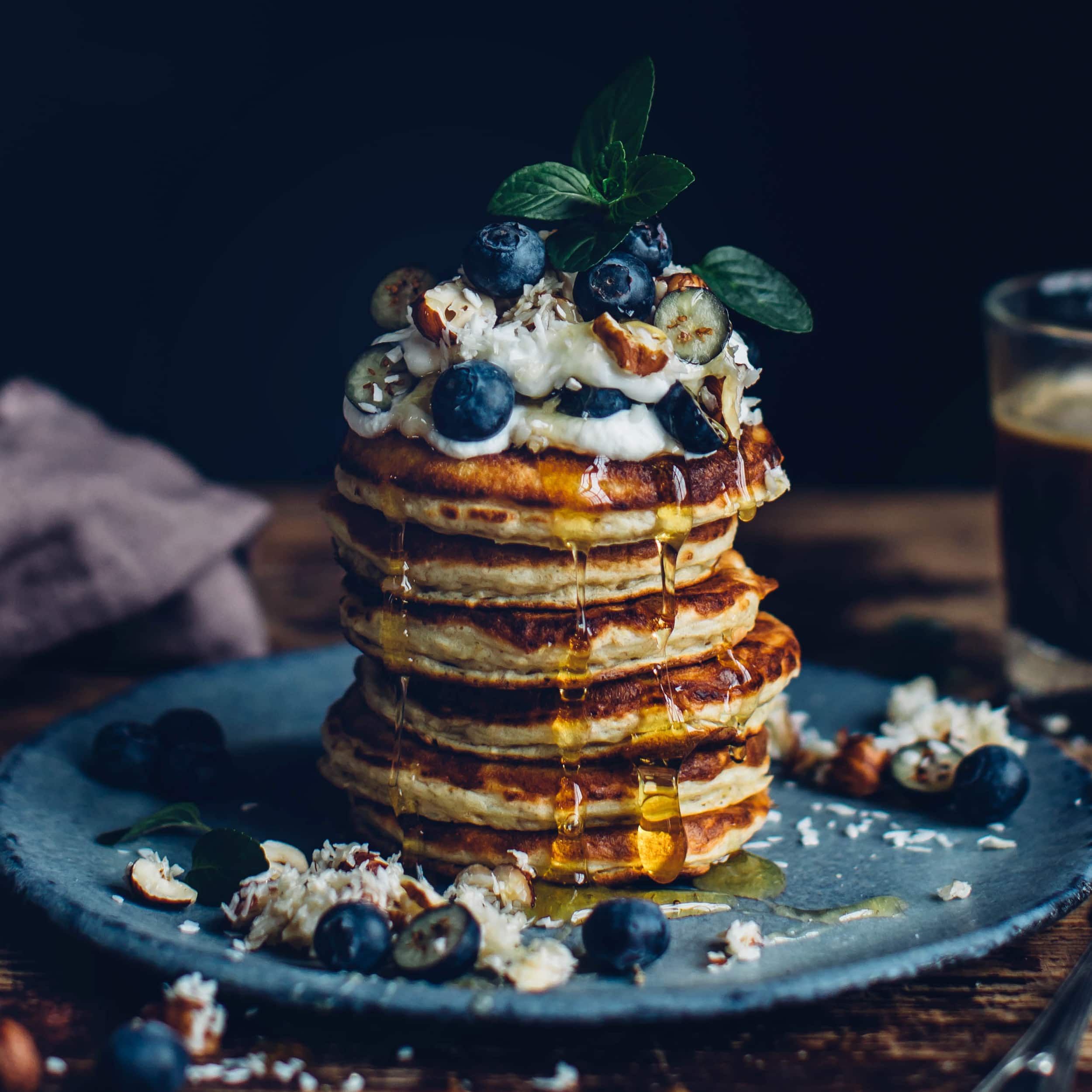 Super viel Power und super lecker! Unsere Bananen-Quark-Pancakes mit Heidelbeer-Topping schmecken nicht zu süß und sind herrlich fluffig.