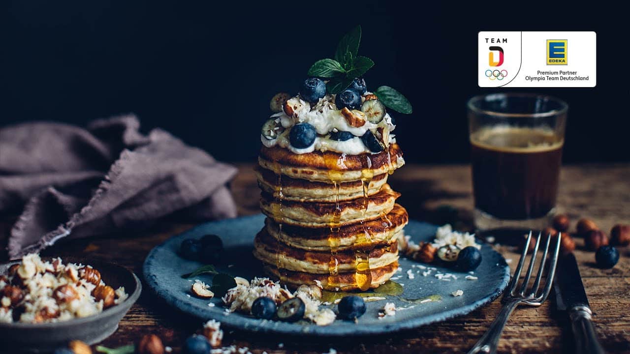 Bananen-Quark-Pancakes mit Heidelbeer-Topping YouTube Platzhalterbild für ein Video mit dem Titel 'Bananen-Quark-Pancakes mit Heidelbeer-Topping'.