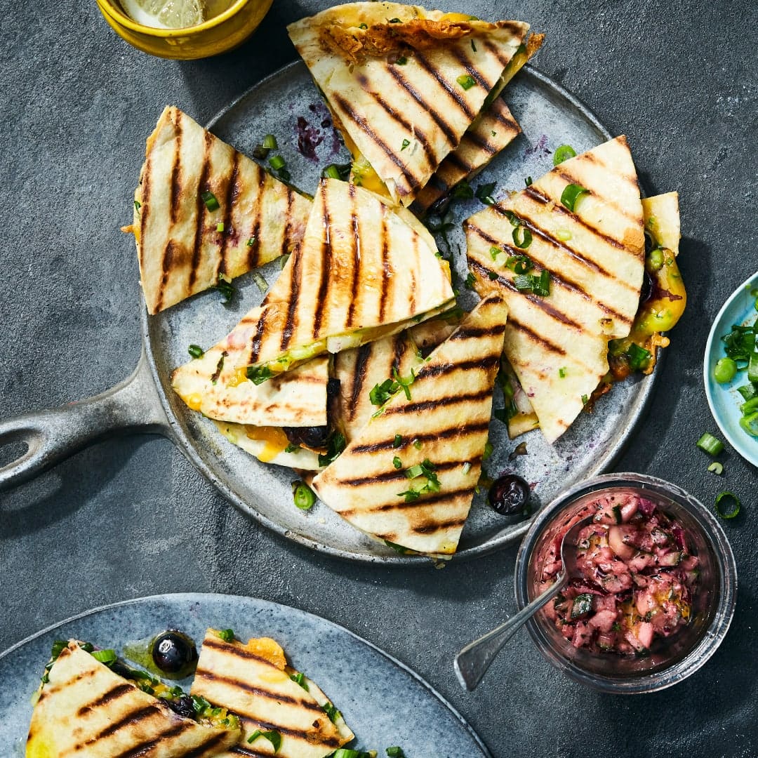 Die kleinen Weizentortillas kombinieren wir mal ganz außergewöhnlich: Probieren Sie unser Rezept für Quesadillas mit Heidelbeeren, Gurkensalsa und viel würzigem Cheddar.