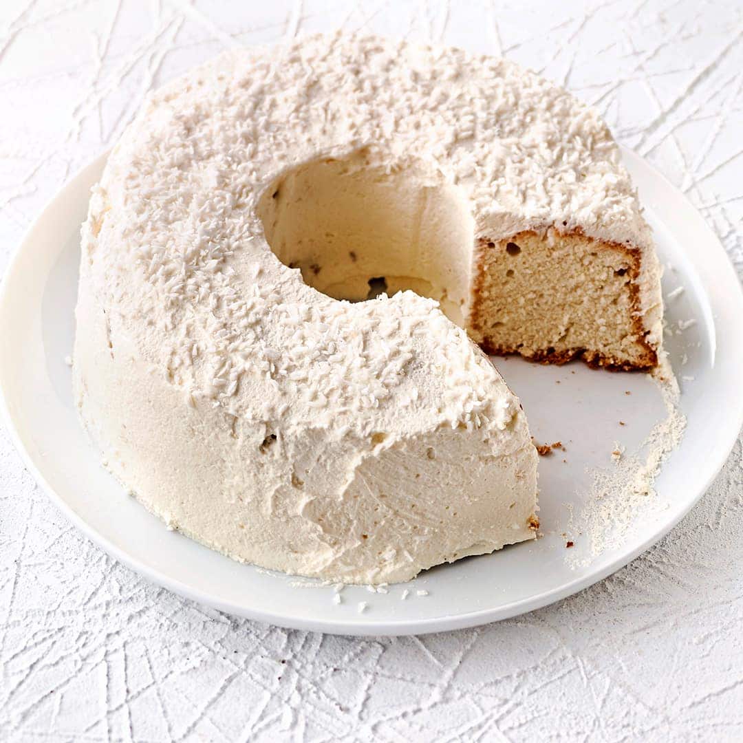 Angel Cake ist ein luftig leichter Kuchen der hierzulande auch als Engelskuchen bezeichnet wird.
