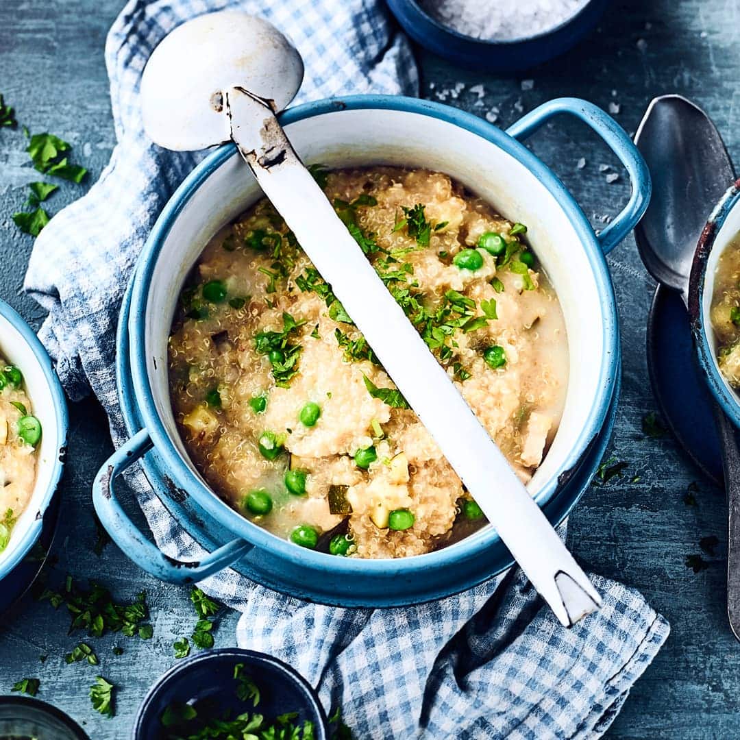Durch die Kokosmilch wird unser Rezept für One Pot Quinoa mit Zucchini, Erbsen und Kokosmilch lecker cremig und ist ganz schnell gekocht – und das in nur einem Topf.