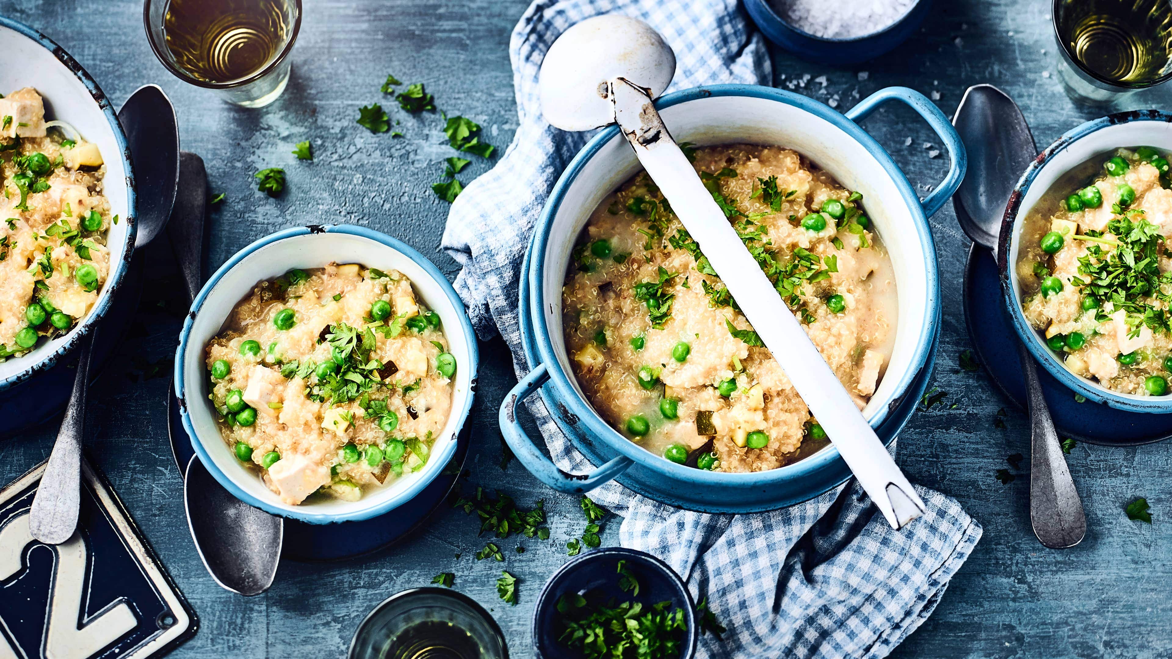 One Pot Quinoa mit Zucchini und Kokosmilch Durch die Kokosmilch wird unser Rezept für One Pot Quinoa mit Zucchini, Erbsen und Kokosmilch lecker cremig und ist ganz schnell gekocht – und das in nur einem Topf.