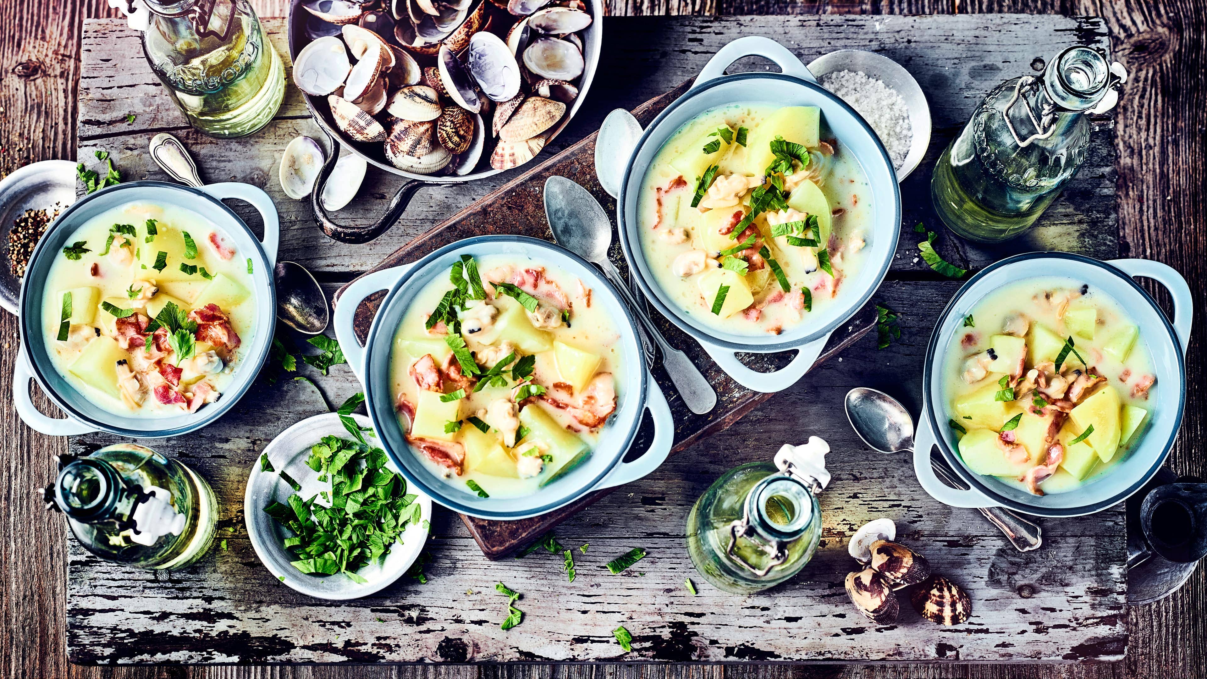 Clam Chowder Festlich und international: Clam Chowder ist eine amerikanische Muschelsuppe, die aus Venusmuscheln, Schinkenspeck und Kartoffeln hergestellt wird.