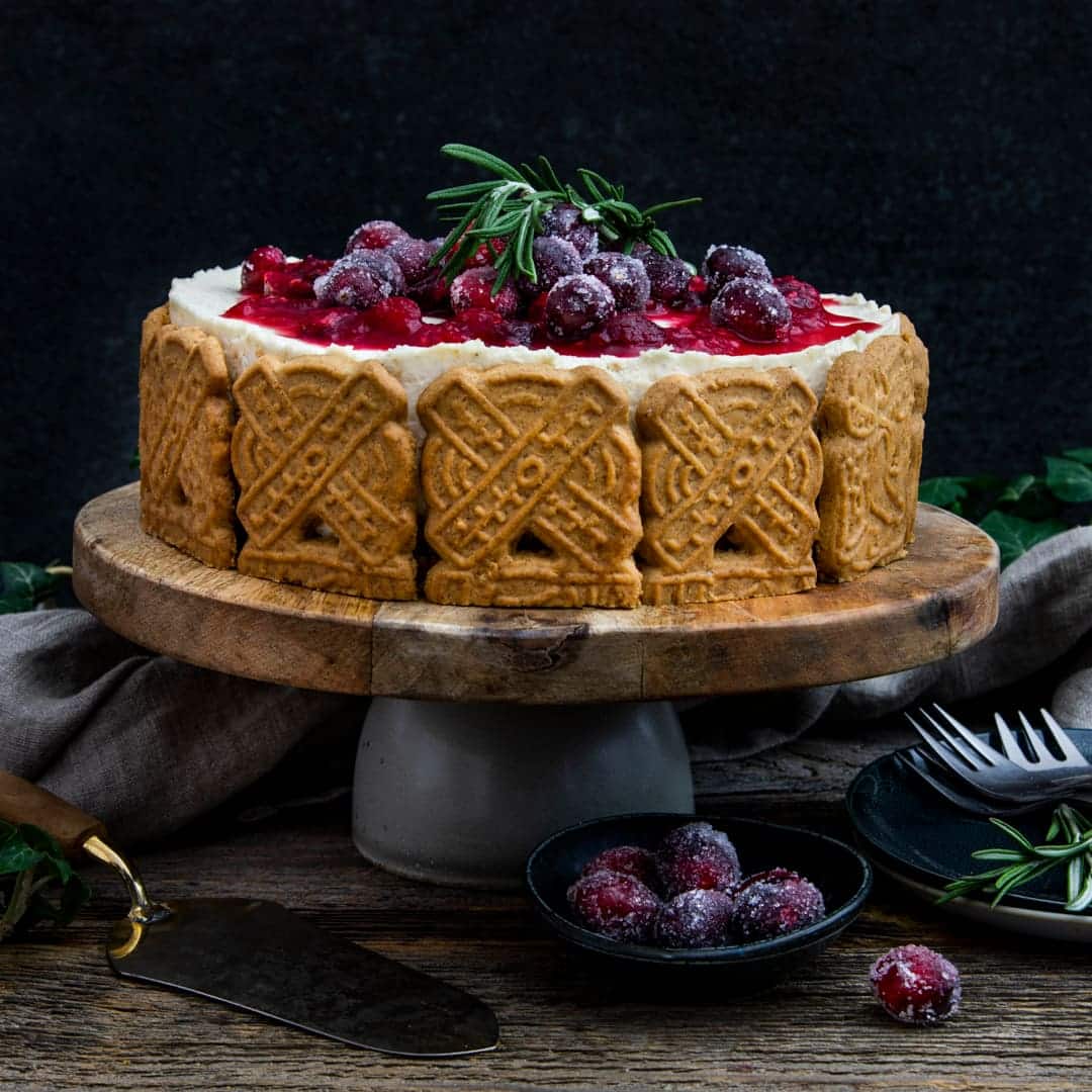 Das perfekte Dessert fürs Weihnachtsessen oder ein gelungener Kuchen für den Adventskaffee: Und unbedingt Spekulatius auf Vorrat kaufen, damit Sie diese Spekulatius-Torte mit köstlicher Creme und Cranberry-Soße auch später noch zubereiten können.