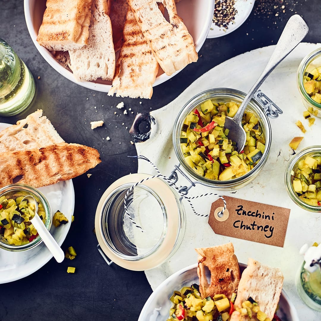 Zucchini-Chutney schmeckt hervorragend als Dip zu Reis- und Fleischgerichten oder pur mit etwas Weißbrot. Im Kühlschrank gelagert hält sich das Chutney etwa 4 Wochen.