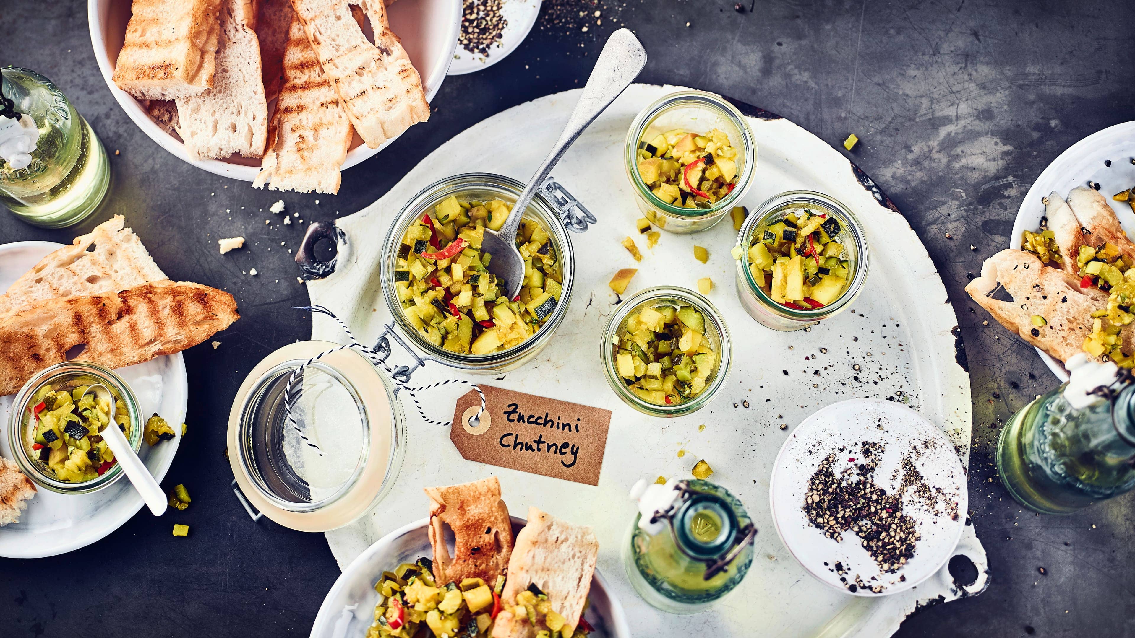 Zucchini-Chutney Zucchini-Chutney schmeckt hervorragend als Dip zu Reis- und Fleischgerichten oder pur mit etwas Weißbrot. Im Kühlschrank gelagert hält sich das Chutney etwa 4 Wochen.