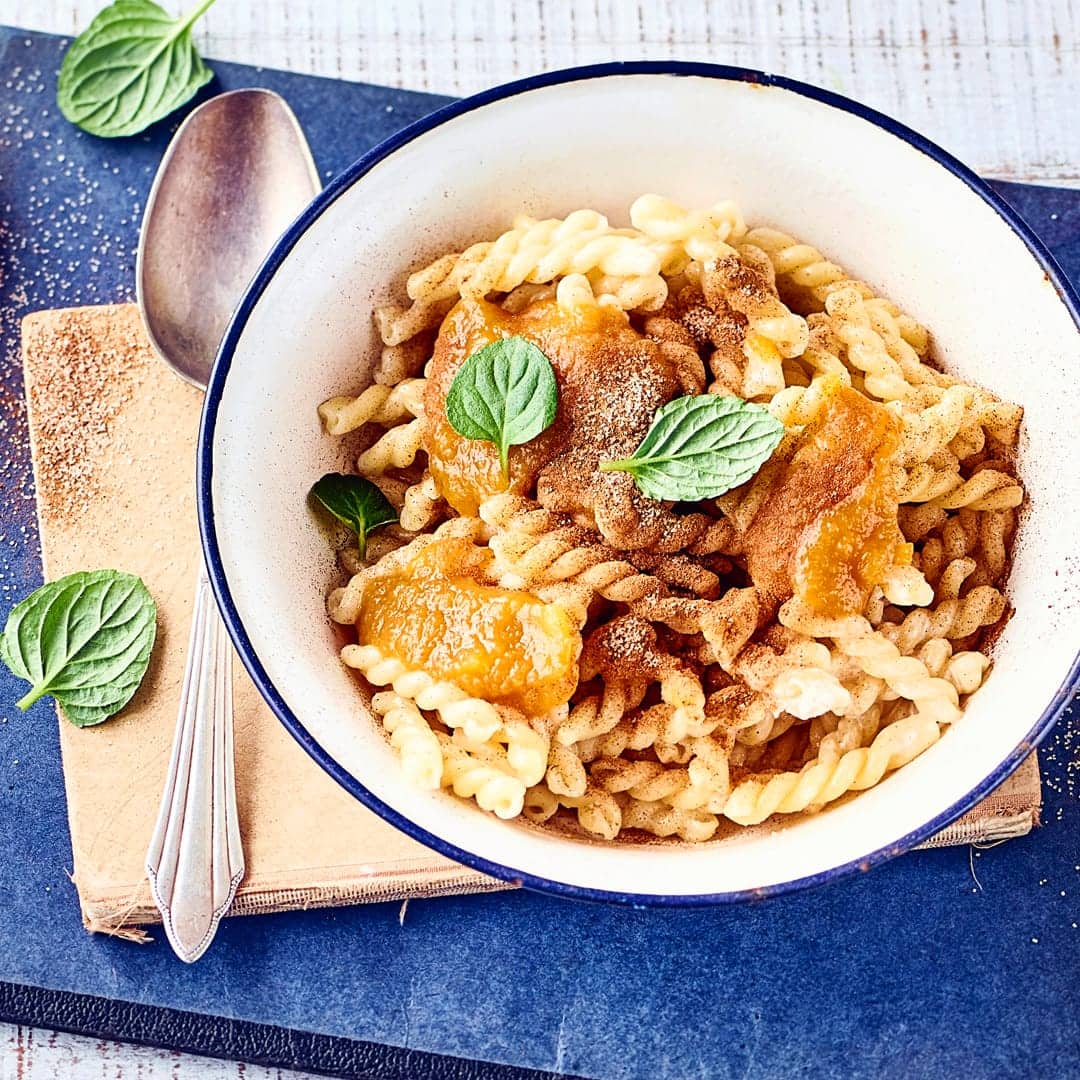 Da kommen Erinnerungen hoch: Selbstgemachte Milchnudeln wie früher bei Oma. Am besten schmecken die sahnigen Nudeln mit Apfelkompott und Zimt und Zucker.
