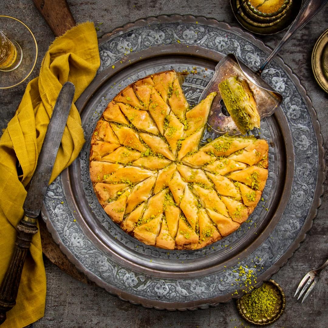 In der Türkei gehört es zur Kaffeehauskultur wie Mokka und Tee: Baklava! Das leckere arabische Gebäck aus Blätter- oder Filoteig und Pistazien macht sich auch hierzulande wunderbar auf der Kaffeetafel oder als Nachtisch nach einem herzhaften Essen.