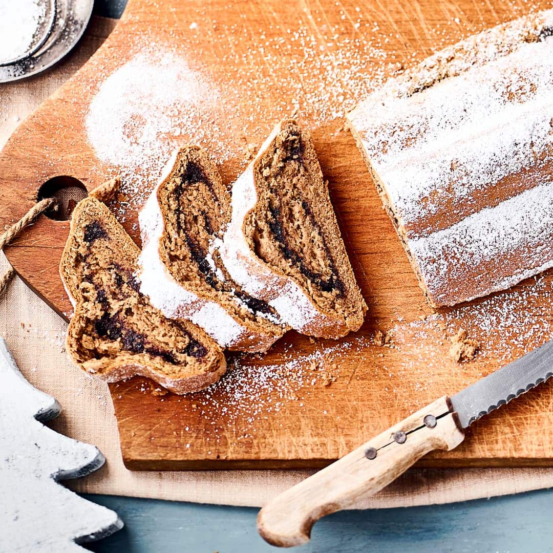Weihnachten steht vor der Tür? Backen Sie doch unseren saftigen Mohnstollen mit süßer Puderzucker-Glasur.