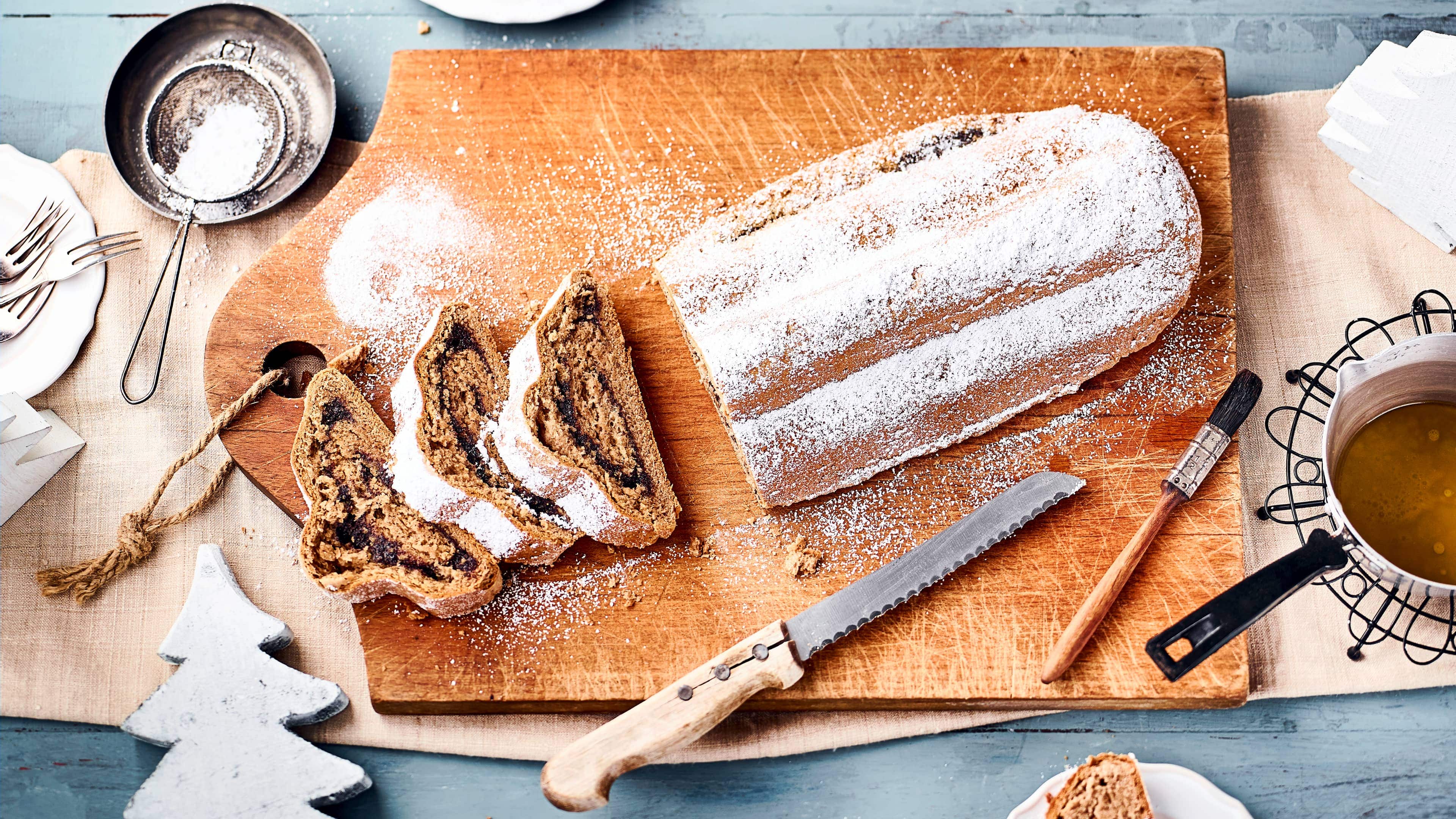 Mohnstollen Weihnachten steht vor der Tür? Backen Sie doch unseren saftigen Mohnstollen mit süßer Puderzucker-Glasur.