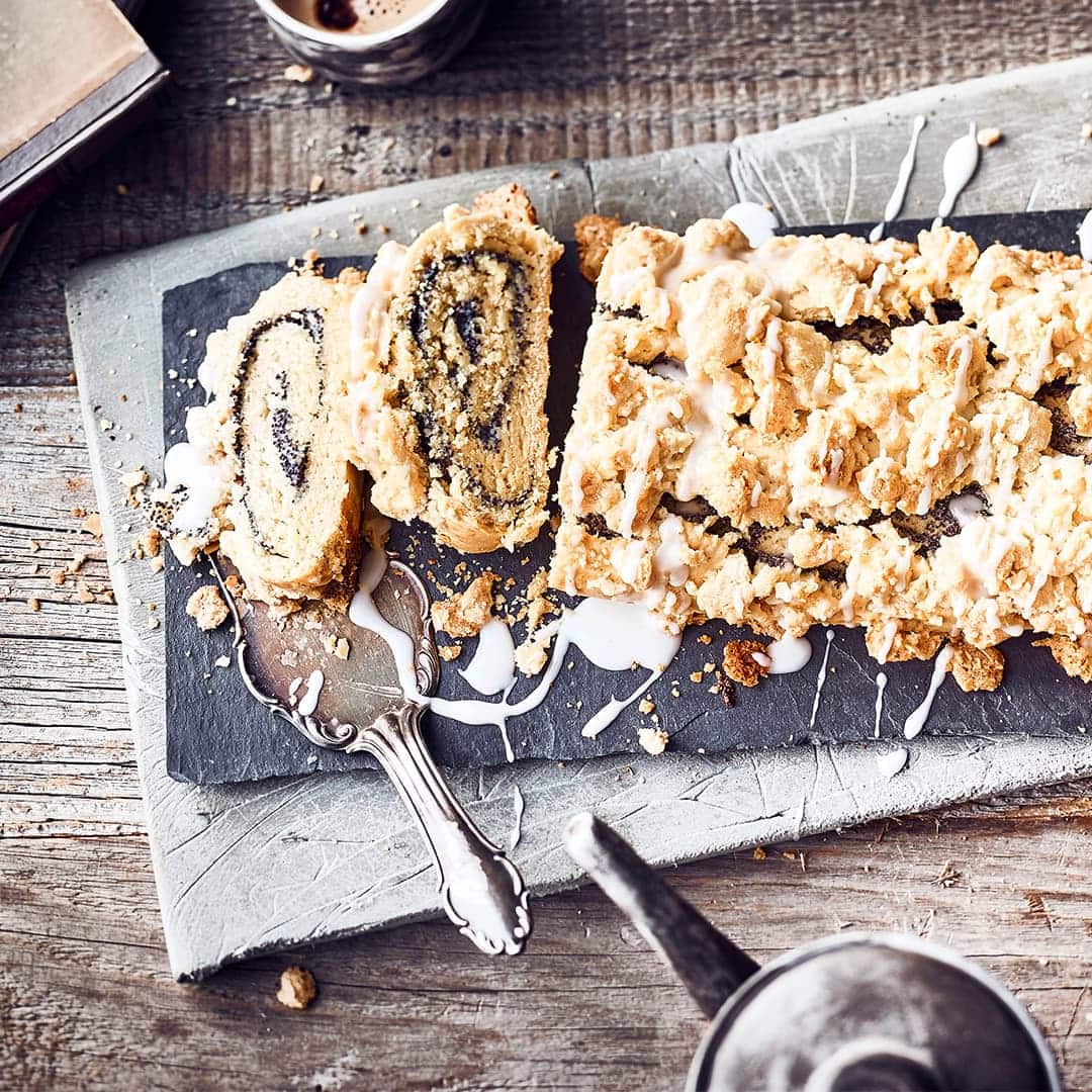 Auch wenn das Rezept nicht ganz einfach ist, die Mühe lohnt sich: Unser Mohnstriezel kann es mit jedem Kuchen aufnehmen und schmeckt herrlich süß.