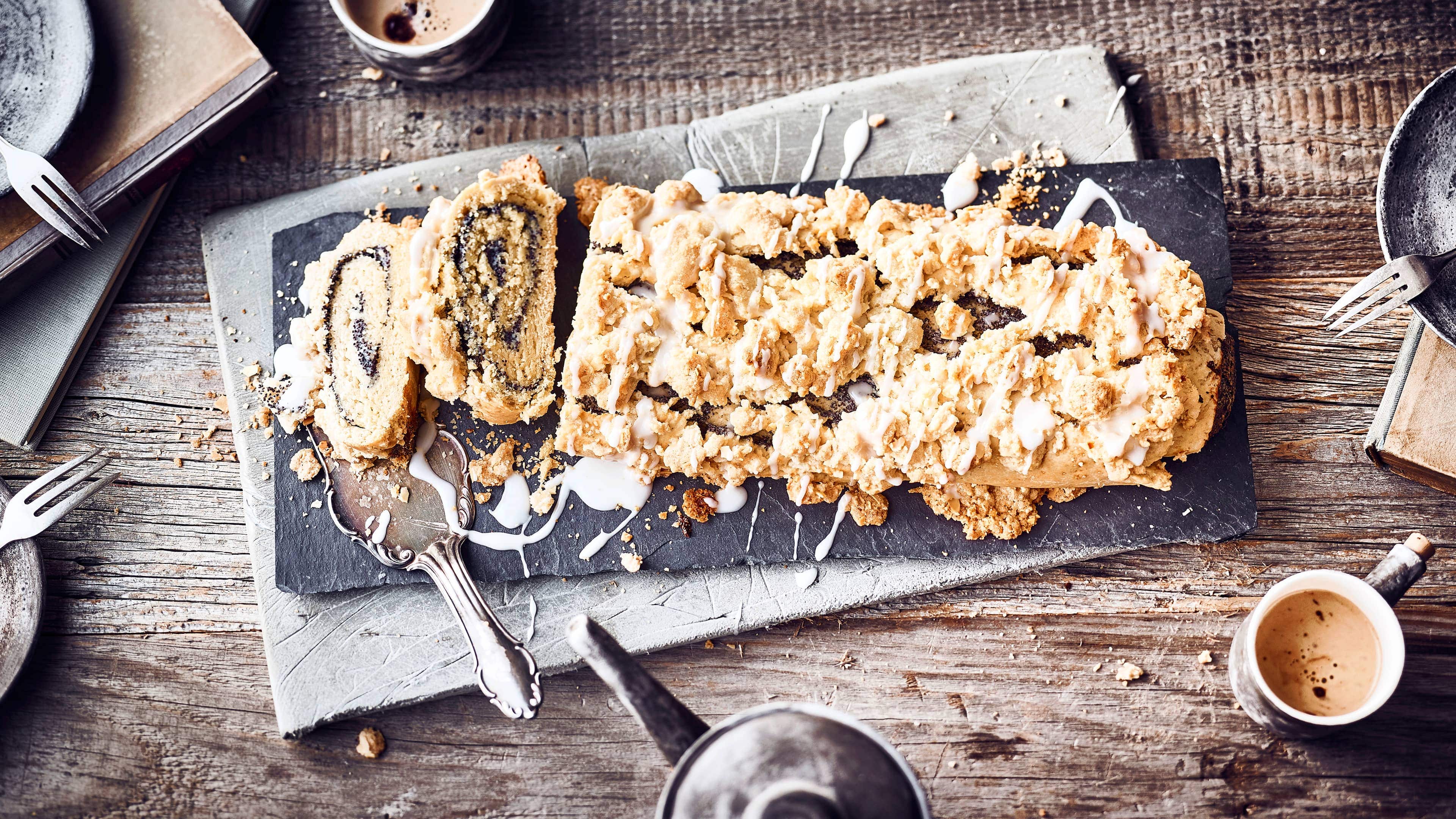 Mohnstriezel Auch wenn das Rezept nicht ganz einfach ist, die Mühe lohnt sich: Unser Mohnstriezel kann es mit jedem Kuchen aufnehmen und schmeckt herrlich süß.