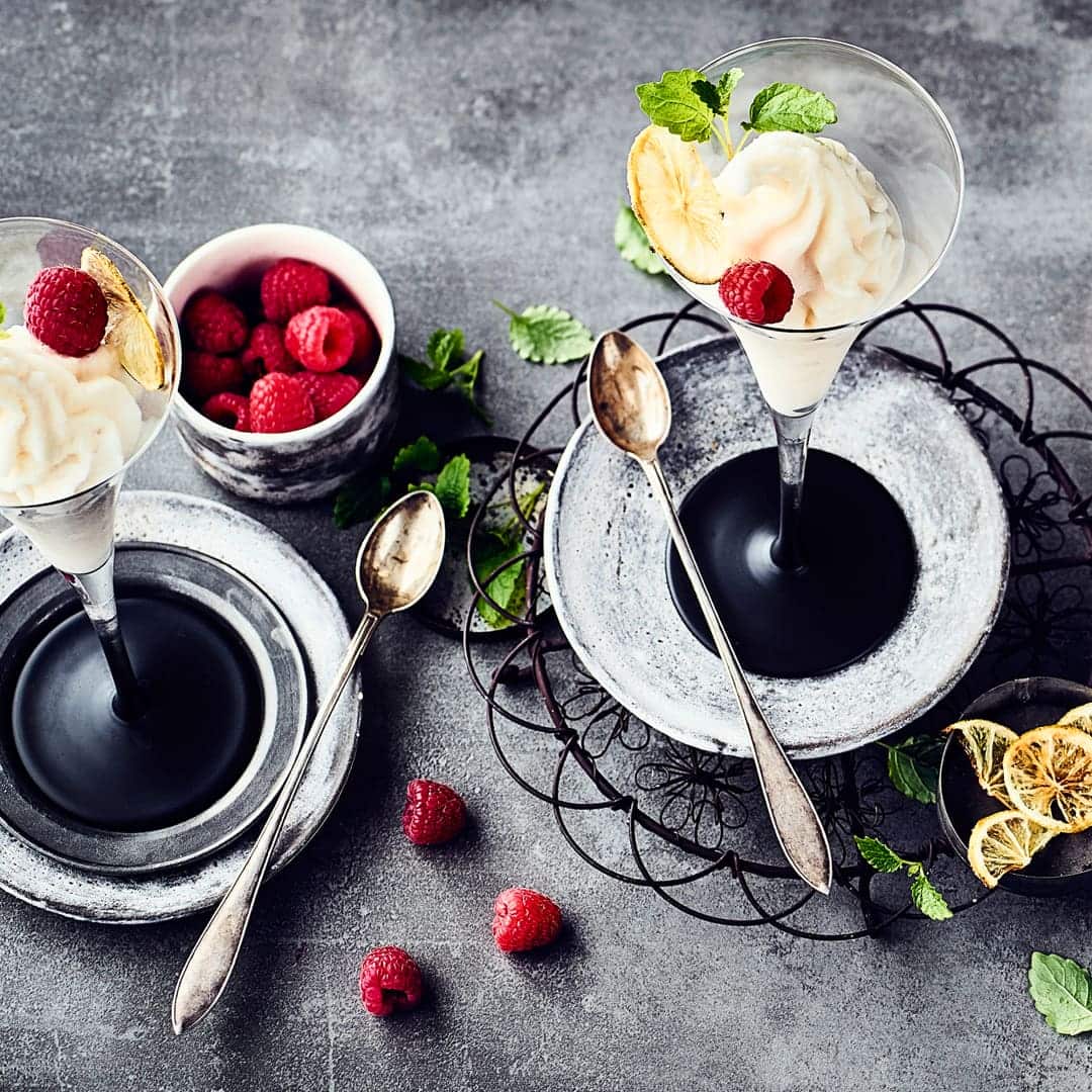 Nicht nur für die nächste Silvesterparty gedacht - auch für den Sommer ein Highlight: Erfrischendes Sorbet mit Champagner und Zitrone, garniert mit Limettenchips.