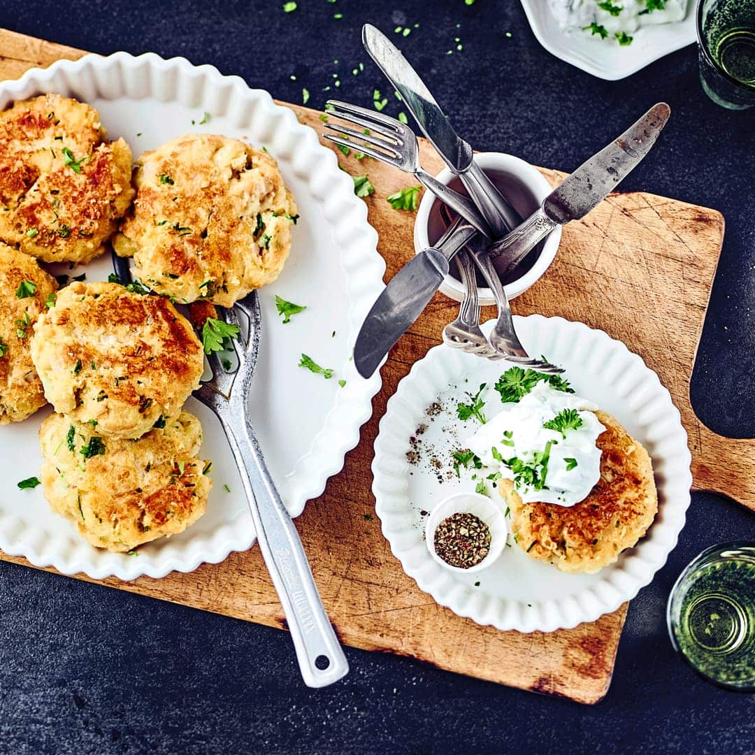 Kaspressknödel gibt es nicht nur auf der Alm, sondern auch für Zuhause zum Nachkochen: Mit aromatischem Bergkäse werden die Kaspressknödel schön würzig. Am besten mit selbstgemachtem Kräuterquark servieren!