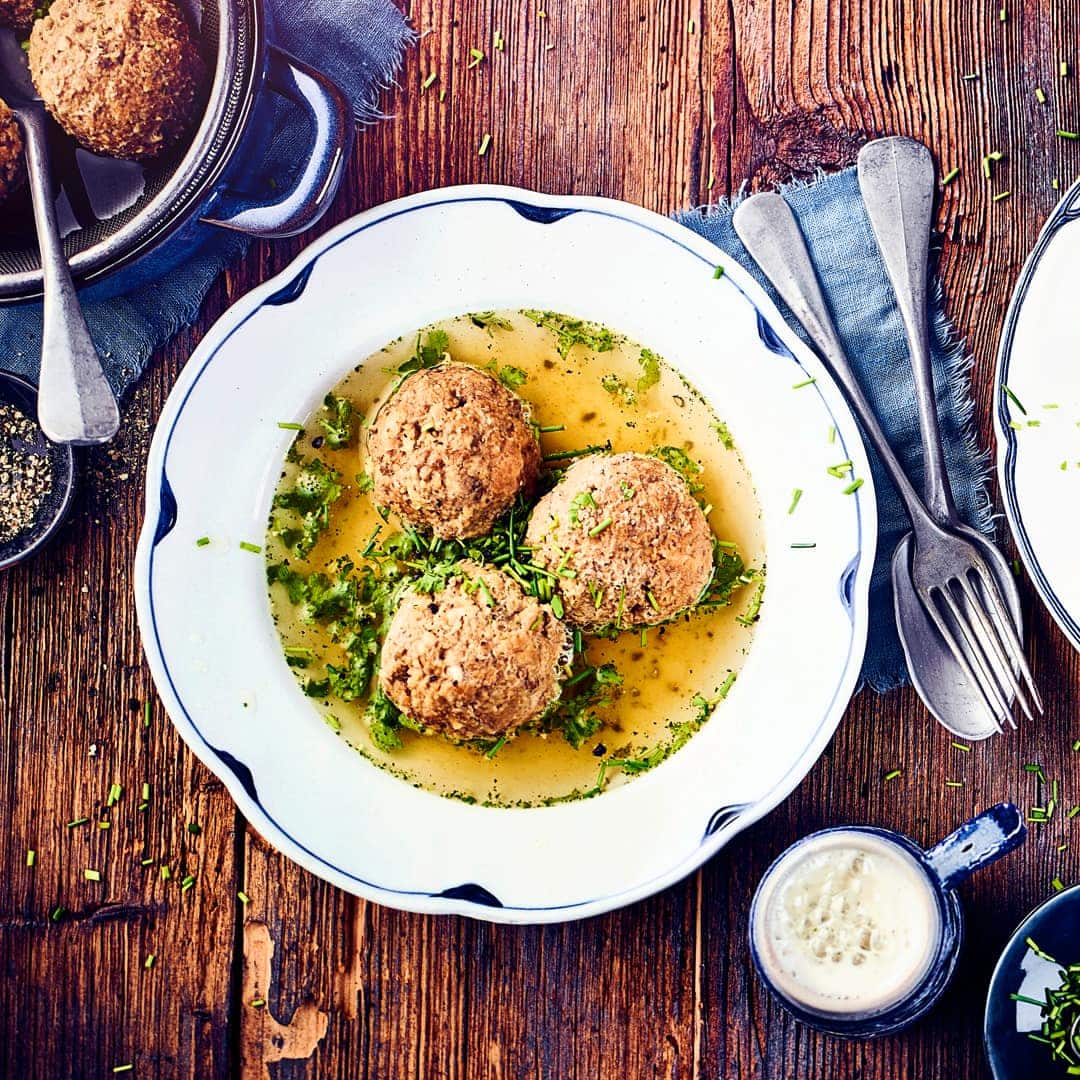 Leberknödel sind ganz schnell und einfach selbergemacht und geben in einer Fleischbrühe serviert eine würzige Mahlzeit ab.