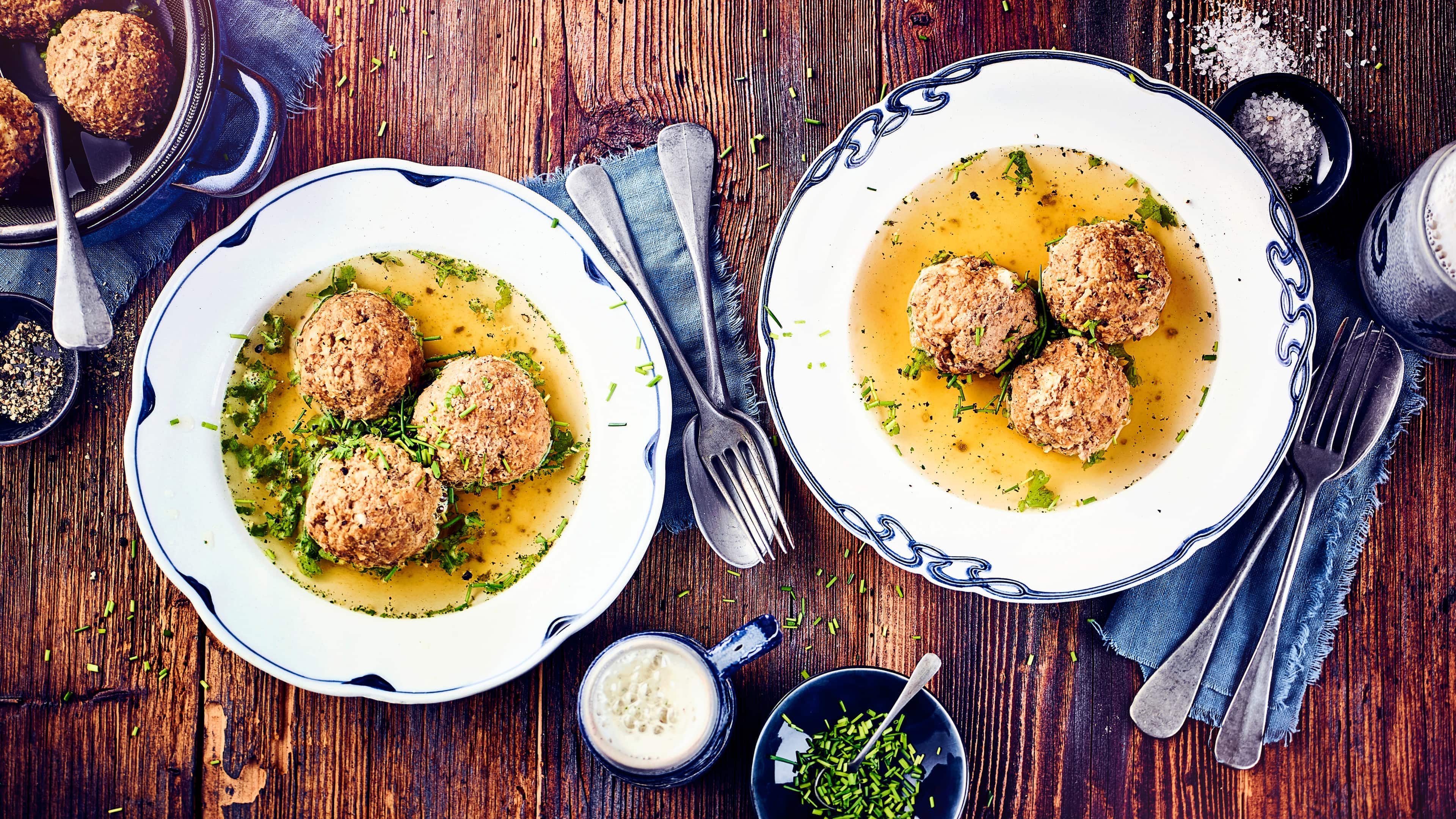 Leberknödel Leberknödel sind ganz schnell und einfach selbergemacht und geben in einer Fleischbrühe serviert eine würzige Mahlzeit ab.