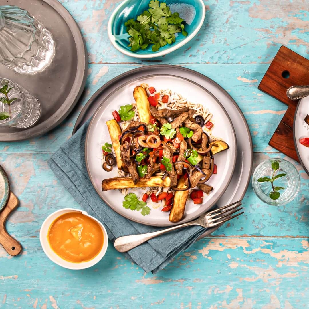 Wenn Sie Lomo Saltado noch nicht kennen, sollten Sie es unbedingt einmal ausprobieren: Das Pfannengericht der peruanischen Küche besteht aus in Sojasoße eingelegtem Rindfleisch, Gemüse und Kartoffeln.