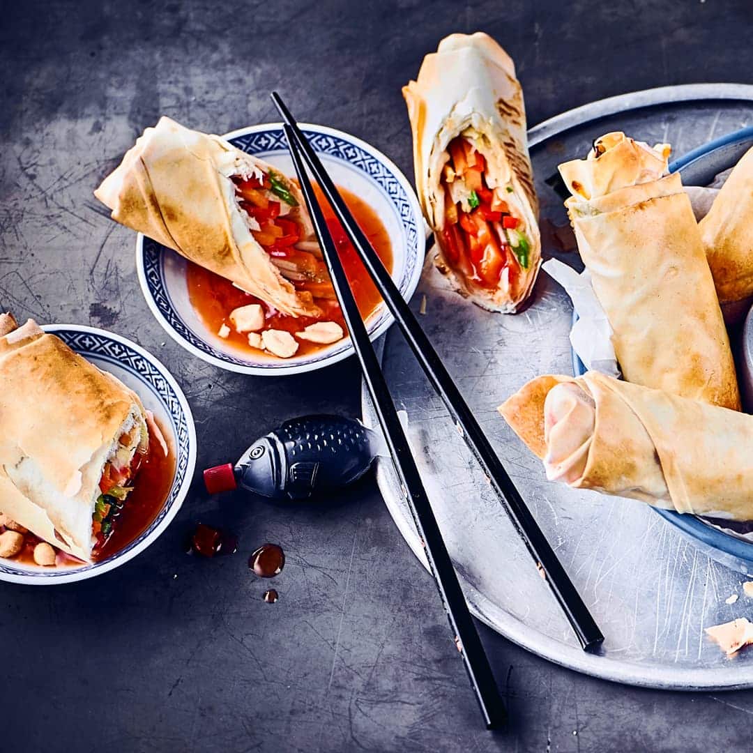 Wer Frühlingsrollen mag, aber gerne auf Fleisch oder sogar komplett auf tierische Produkte verzichten möchte, sollte unbedingt einmal unser Rezept für vegetarische Frühlingsrollen mit Paprika, Möhren und Erdnüssen ausprobieren.