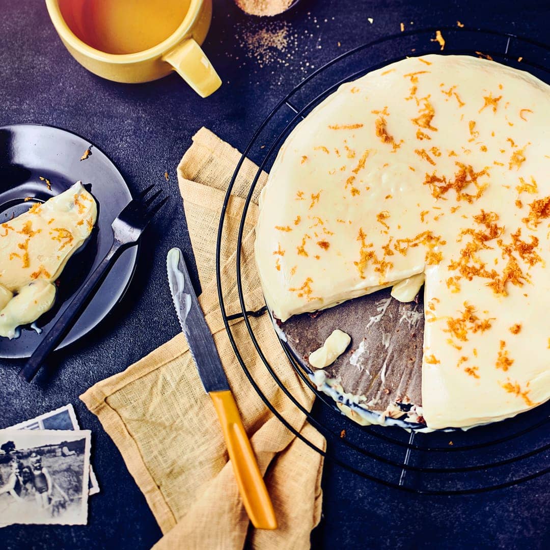 Hier kommt ein echter Klassiker der russischen Küche auf den Kuchentisch: Milchmädchenkuchen mit gesüßter Kondensmilch, Eiern, Limettensaft und einem knusprigen Boden aus Russisch Brot.