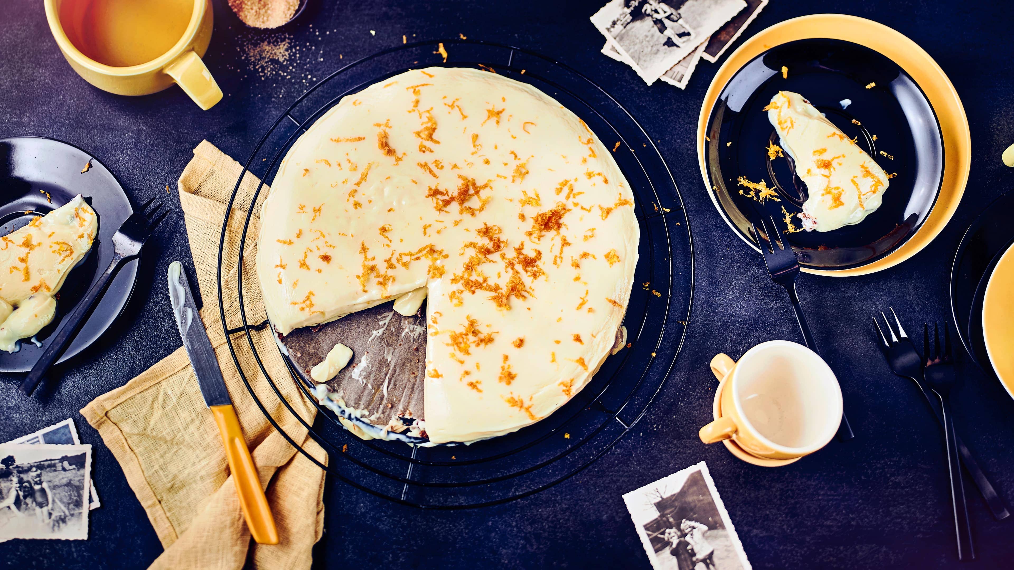 Milchmädchenkuchen Hier kommt ein echter Klassiker der russischen Küche auf den Kuchentisch: Milchmädchenkuchen mit gesüßter Kondensmilch, Eiern, Limettensaft und einem knusprigen Boden aus Russisch Brot.