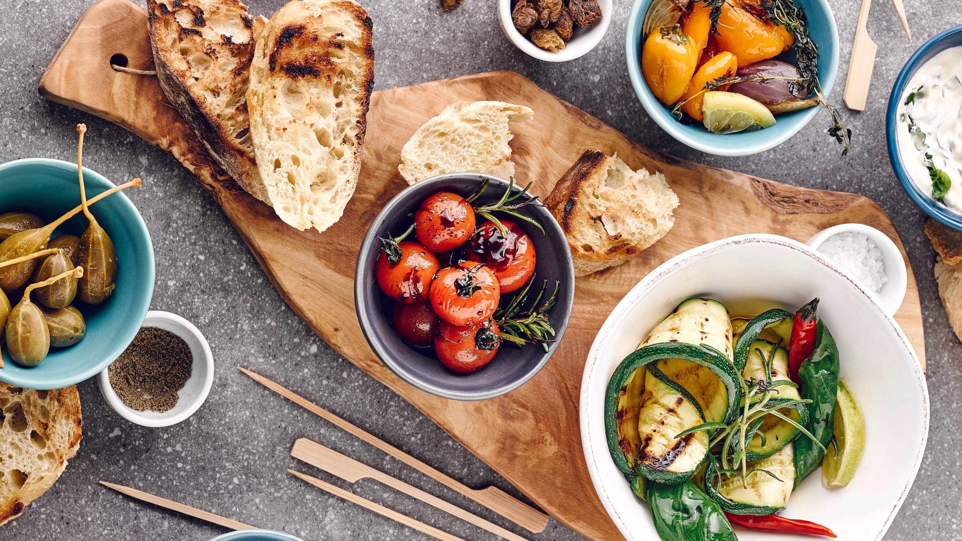 Antipasti Typisch mediterrane Antipasti-Mischung mit Mini-Kartoffeln, Petersilienpesto, Kräuter-Dip, Zucchini und vielem mehr. Die perfekte Mischung für einen köstlichen Abend!