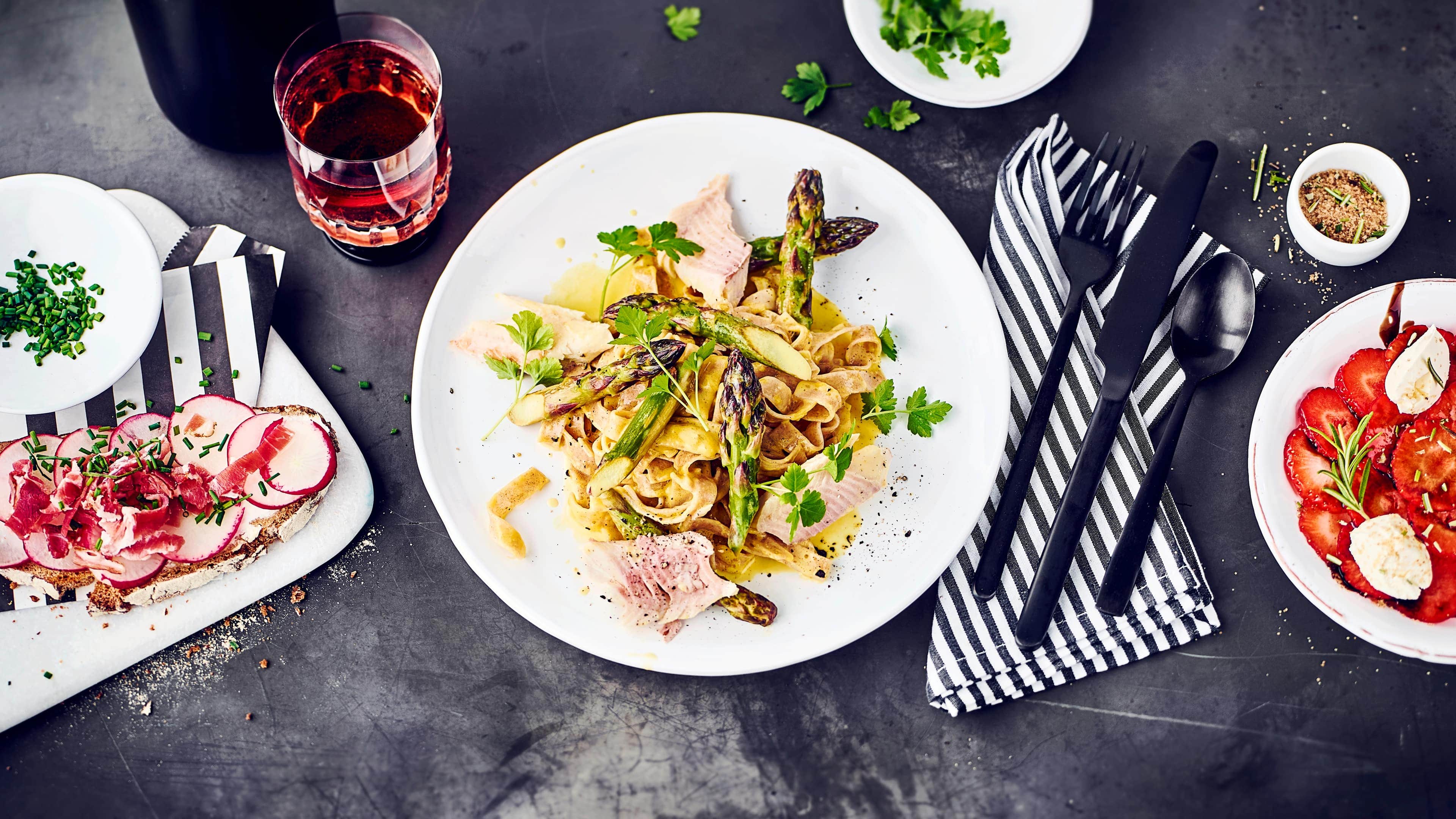 Bandnudeln mit Spargel Schnelles Pasta-Menü mit Fisch: Probieren Sie unsere Bandnudeln mit gebratenem Spargel und Räucherlachs, vorneweg Röstbrote mit Frischkäse und zum Schluss Erdbeeren mit Balsamico-Creme und Mascarpone!