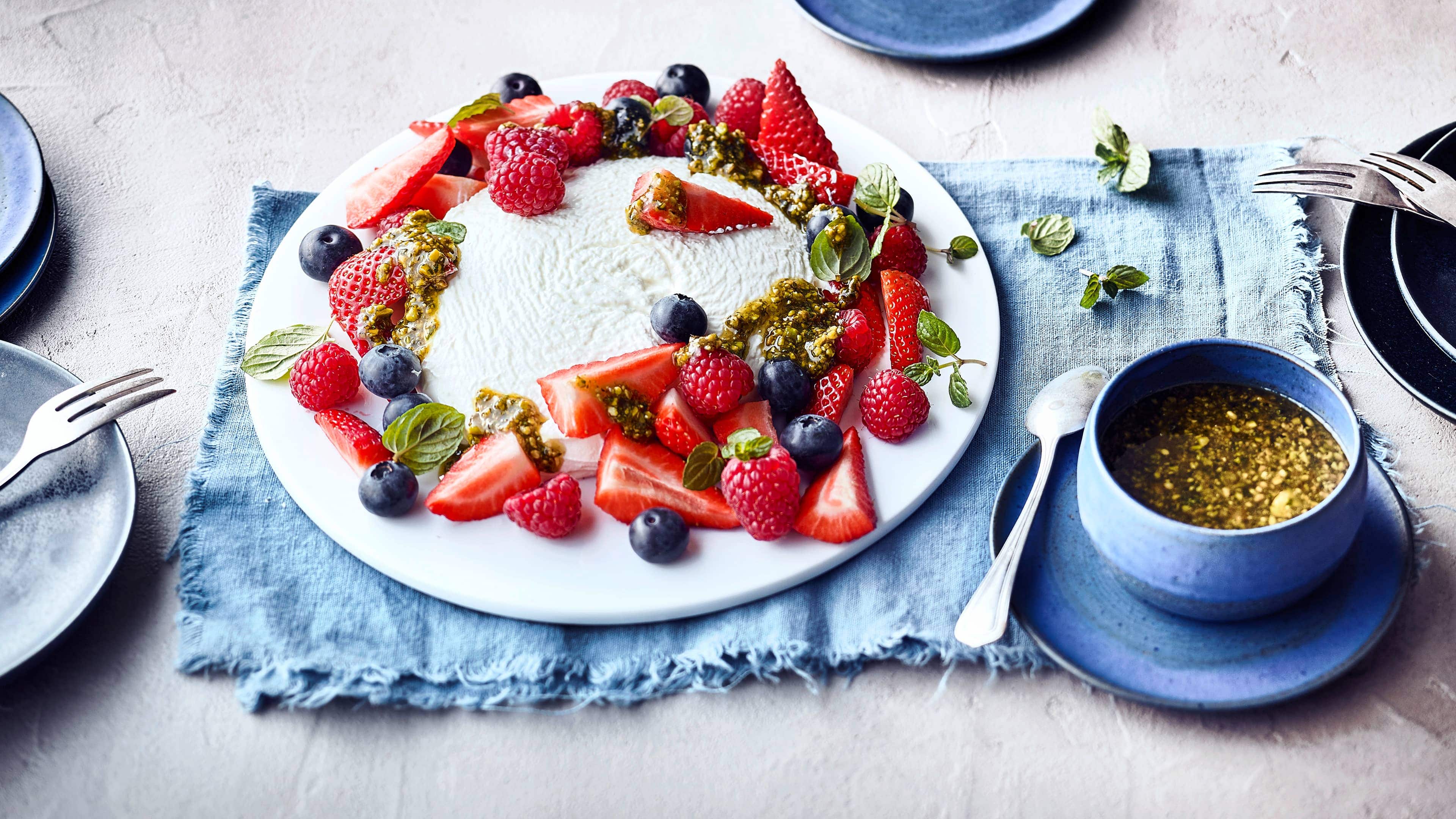 Joghurtbombe Ob als leckeres Dessert, als Frühstücksspezialität oder als Snack zwischendurch: Eine selbstgemachte Joghurtbombe mit frischen Erdbeeren und Pistazienpesto.