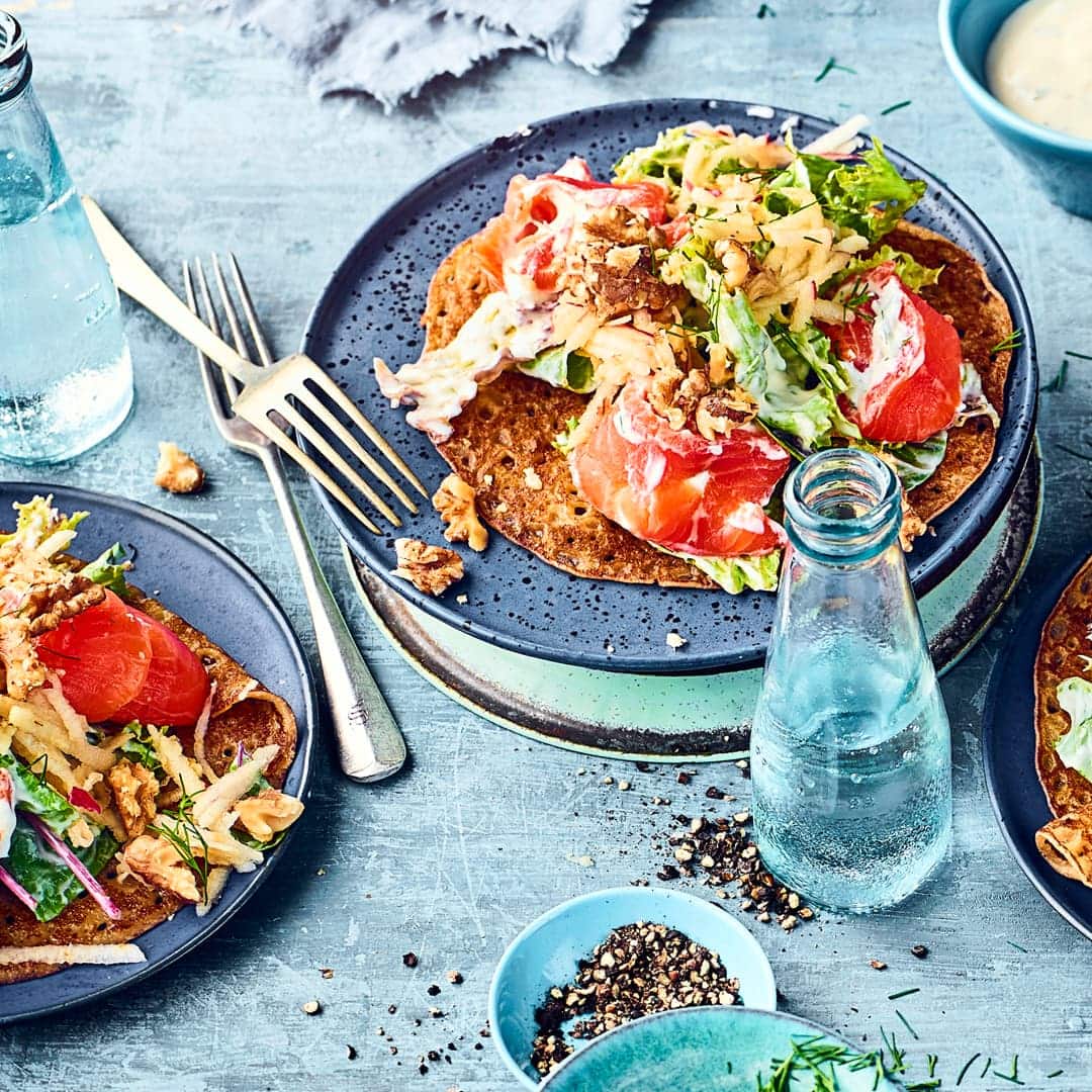 Einfaches Menü für den Feierabend: Probieren Sie unser Rezept für Kartoffelpfannkuchen aus! Dazu gibt es gefüllte Lachsröllchen und grünen Salat.