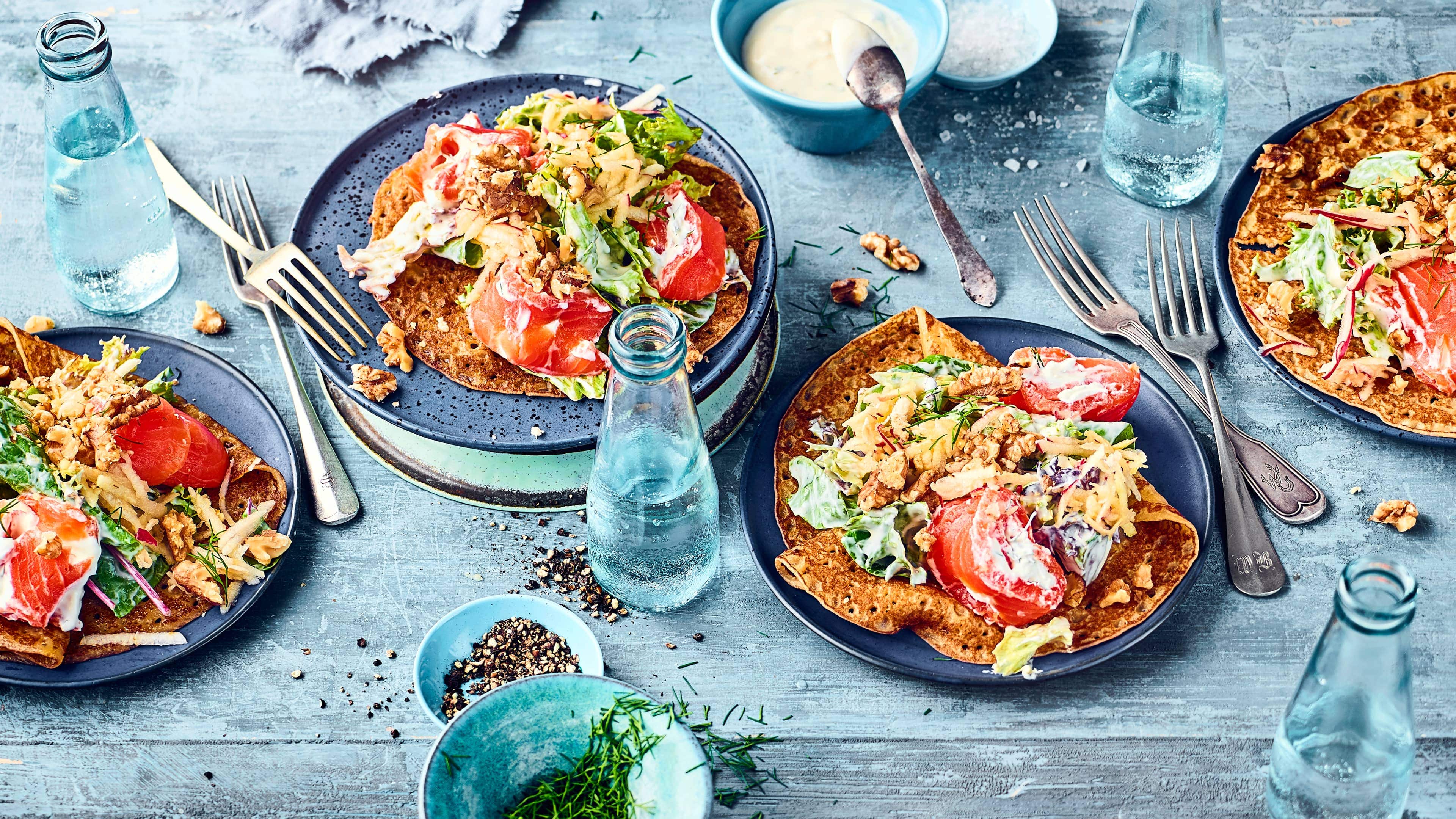 Kartoffelpfannkuchen Einfaches Menü für den Feierabend: Probieren Sie unser Rezept für Kartoffelpfannkuchen aus! Dazu gibt es gefüllte Lachsröllchen und grünen Salat.