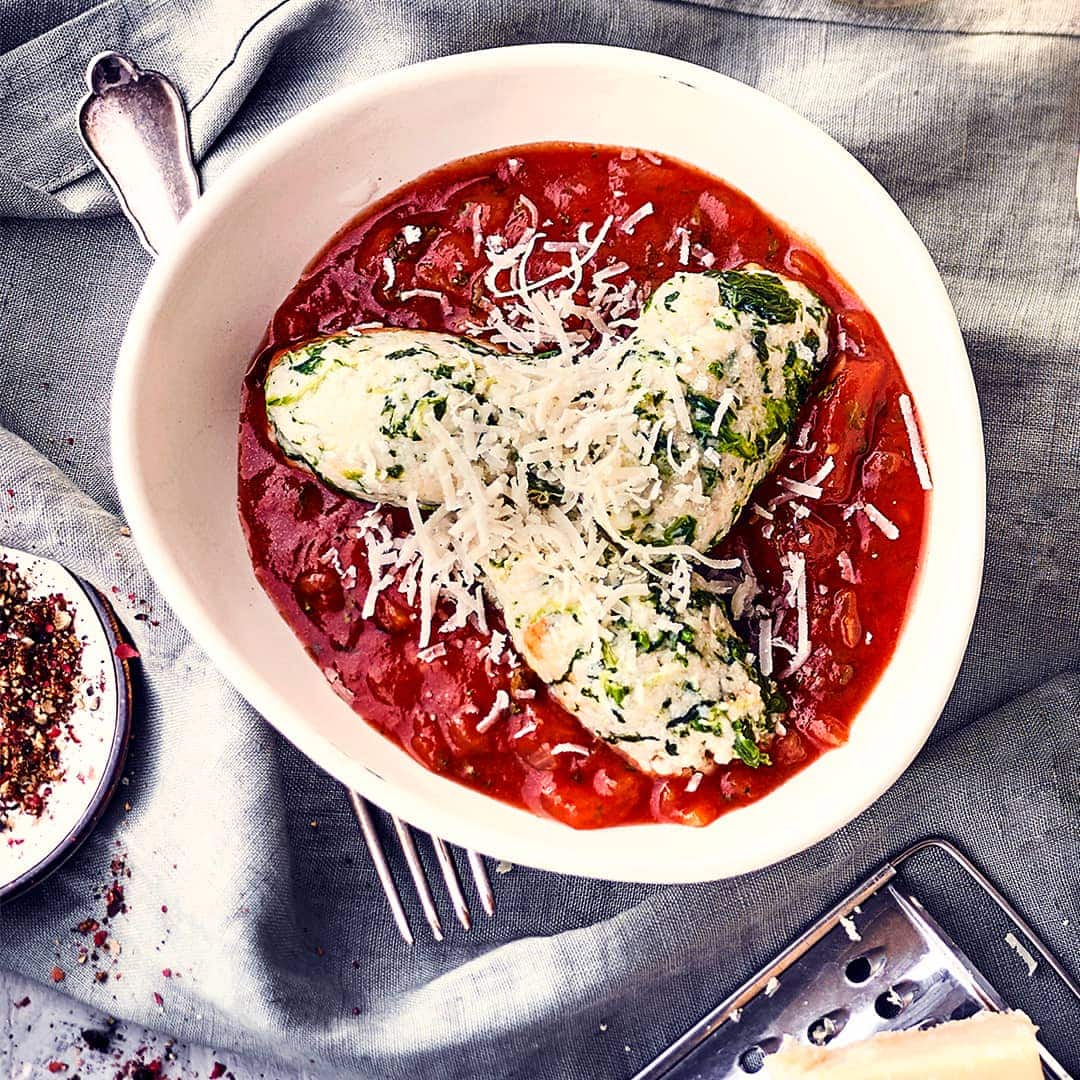 In unserem Spinatnocken-Rezept verraten wir Ihnen, wie Sie Nocken beziehungsweise Gnocchi selbst herstellen können.