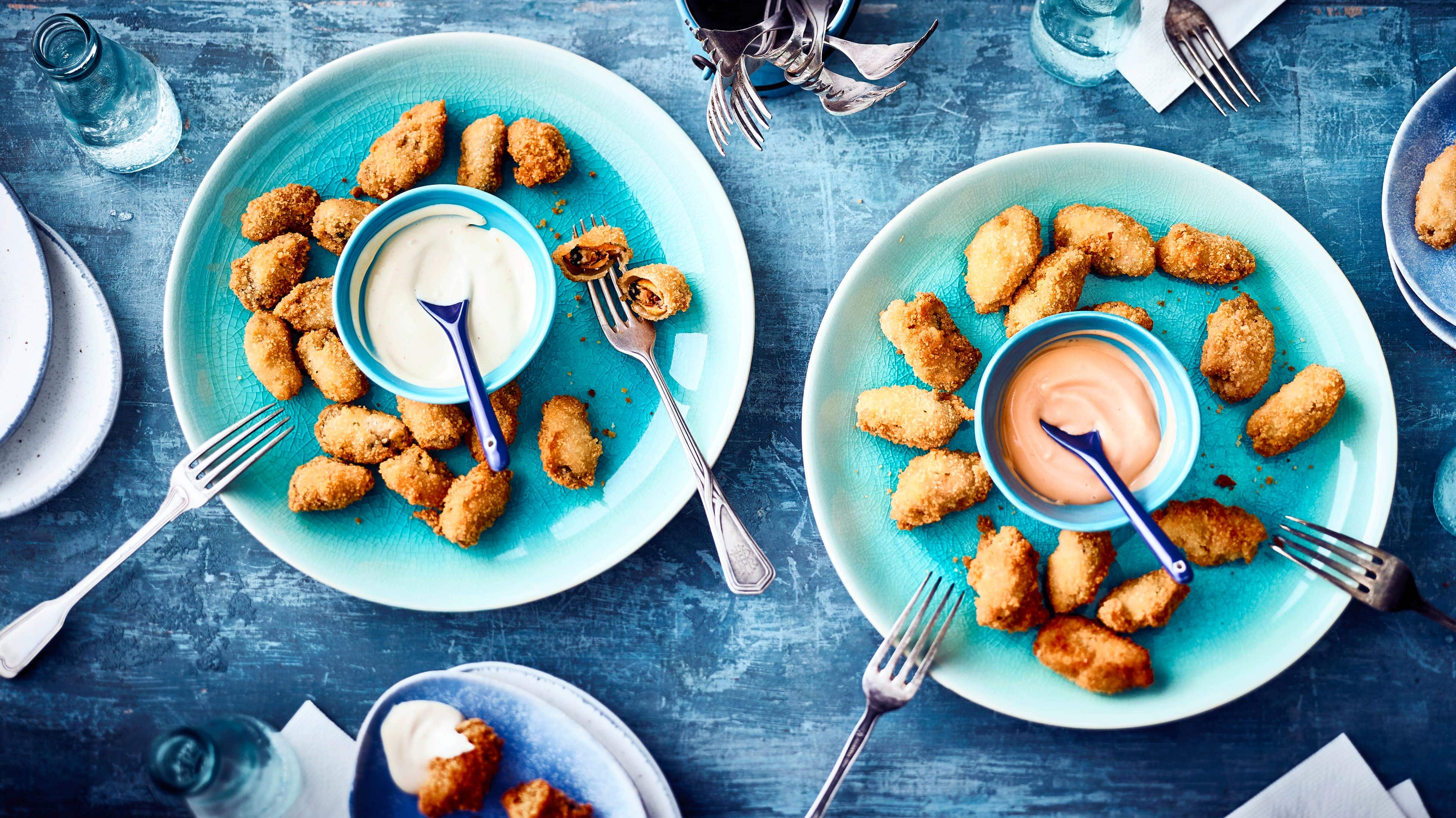 Panierte Miesmuscheln Unser Miesmuscheln-Rezept kombiniert die Schalentiere mit einer würzigen Zitronen-Knoblauch-Mayonnaise und feiner Cocktailsoße.