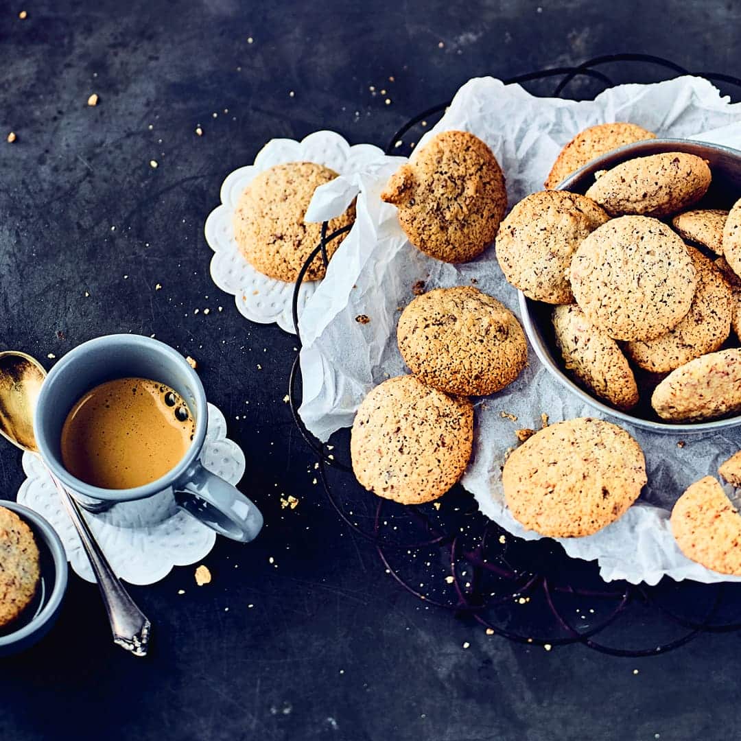 Die kleinen Makronen aus Eischnee sind der perfekte Begleiter für Kaffee und Tee und bringen italienischen Flair an die Kaffeetafel.