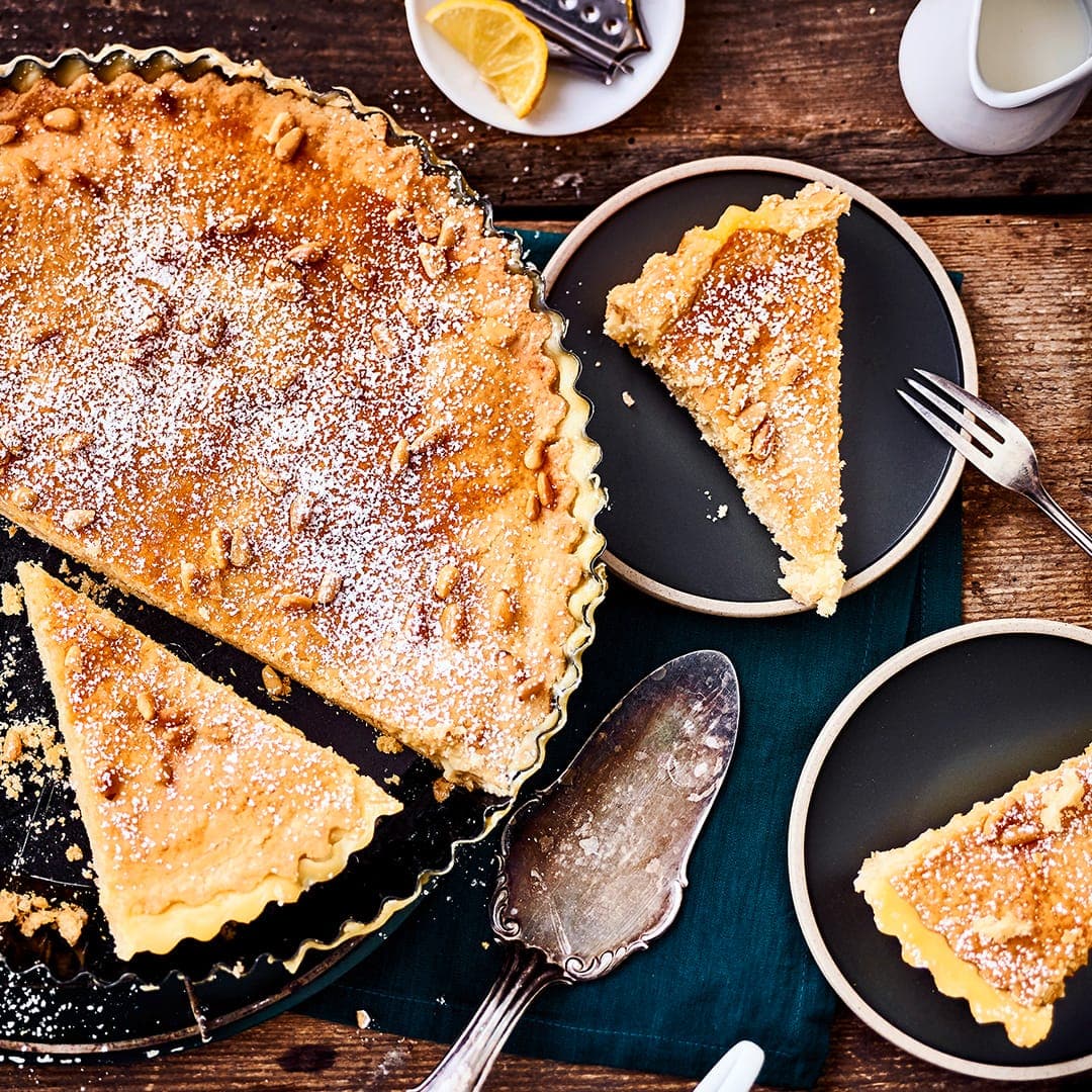 Kennen Sie schon diese cremig-süße Füllung aus der britischen Küche? Probieren Sie unser Rezept für eine Tarte mit "Lemon Curd": Mit Milch, Eigelb, einer Vanilleschote und zwei Zitronen!