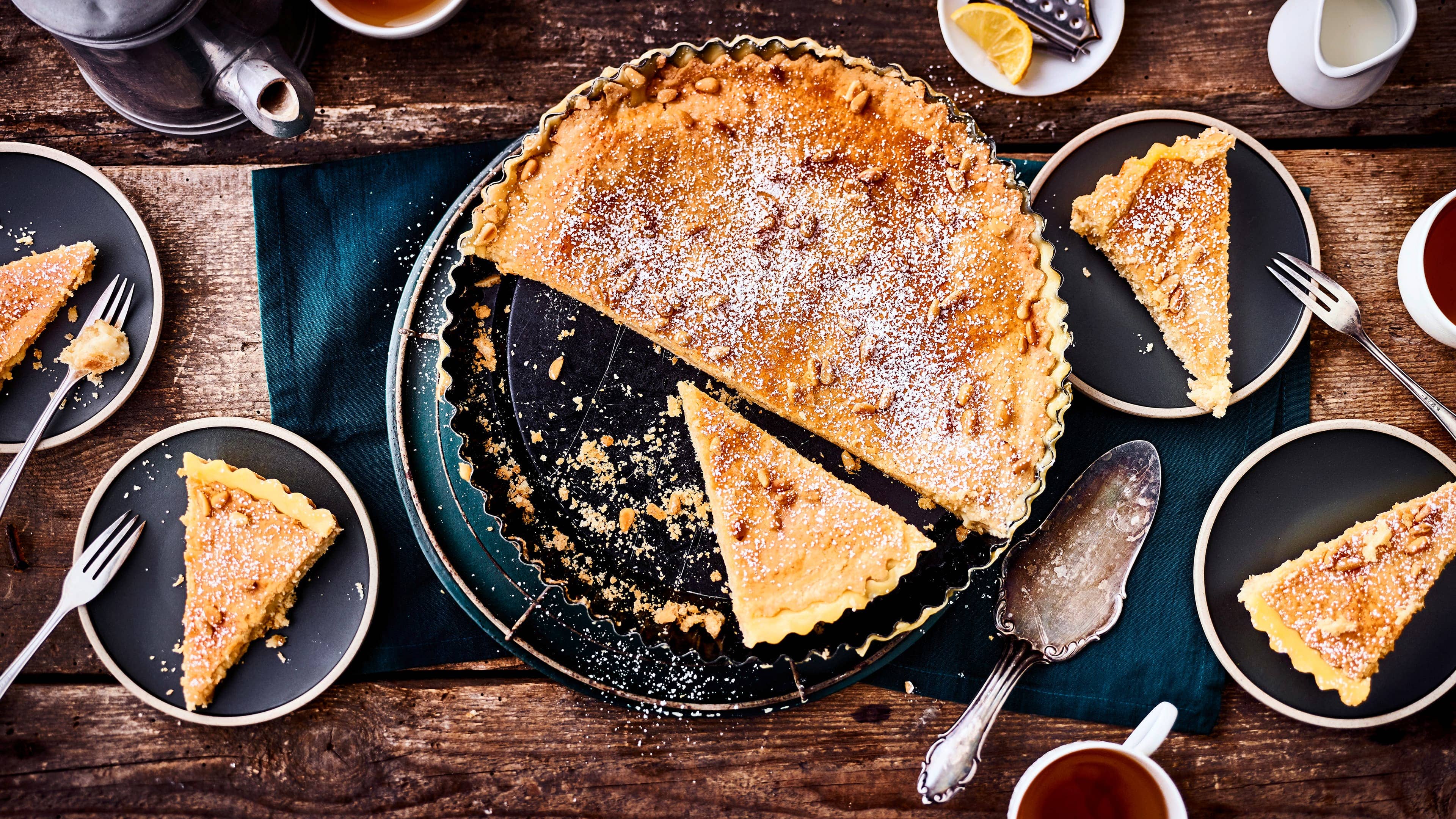 Lemon Curd Tarte Kennen Sie schon diese cremig-süße Füllung aus der britischen Küche? Probieren Sie unser Rezept für eine Tarte mit "Lemon Curd": Mit Milch, Eigelb, einer Vanilleschote und zwei Zitronen!