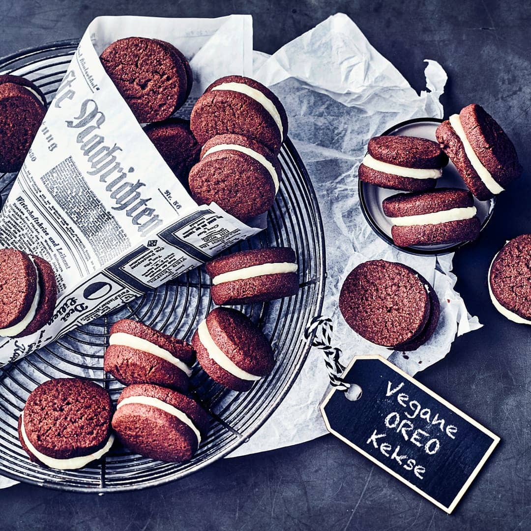 Oreo-Kekse selbermachen und das am liebsten vegan! Versuchen Sie doch mal unsere veganen Oreo-Kekse - ob zum Selberessen oder zum Verschenken – einfach ausprobieren!