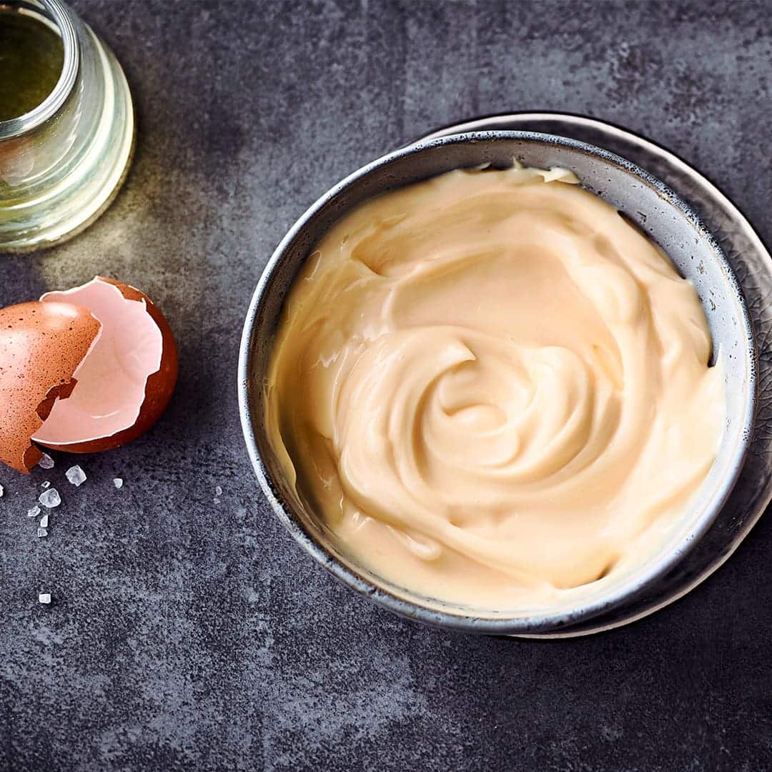 Machen Sie Ihre Mayonnaise für den Kartoffelsalat, Burger oder Pommes frites schnell und einfach selbst: Schritt für Schritt mit unserem Rezept.