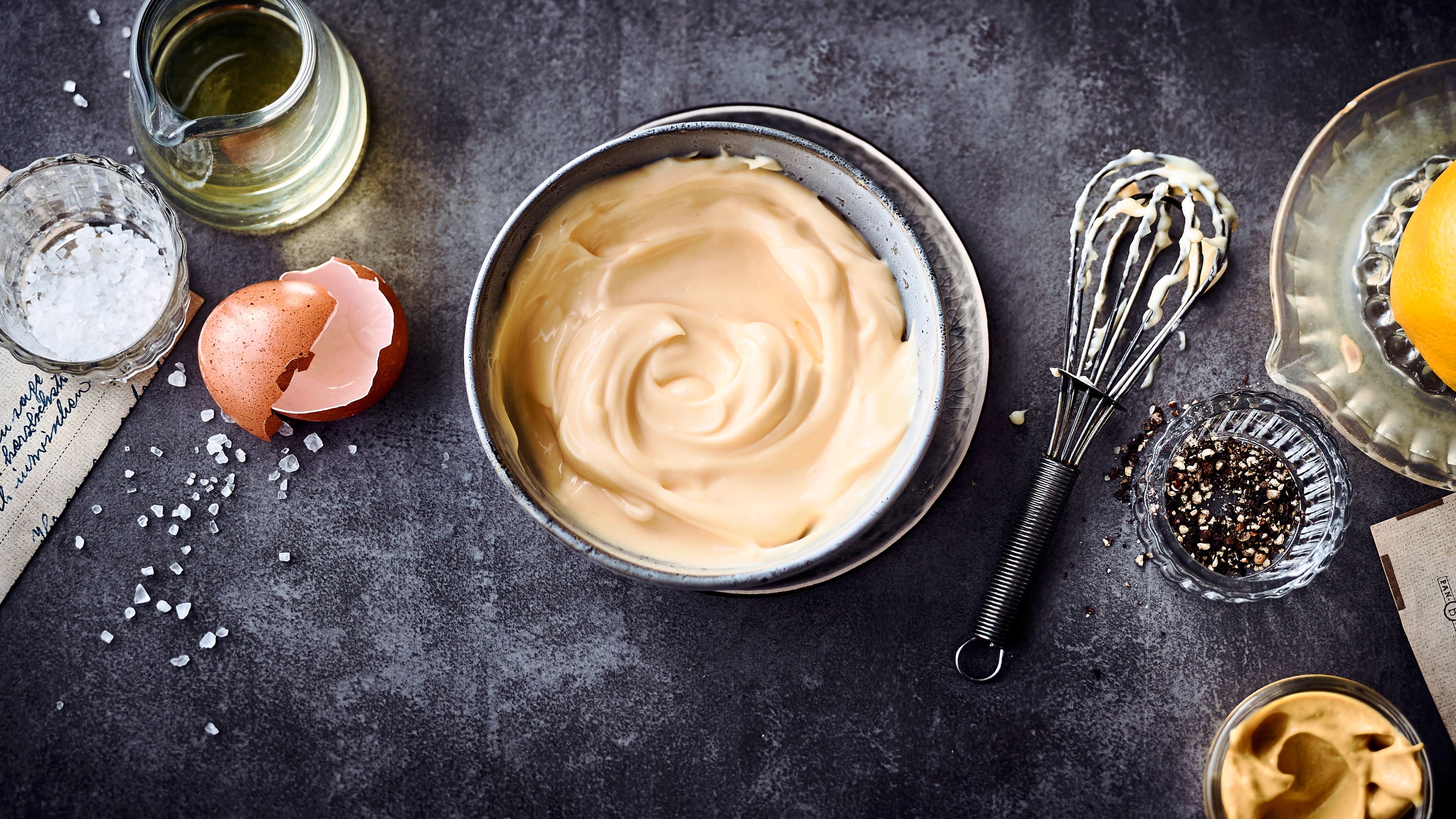 Mayonnaise Machen Sie Ihre Mayonnaise für den Kartoffelsalat, Burger oder Pommes frites schnell und einfach selbst: Schritt für Schritt mit unserem Rezept.