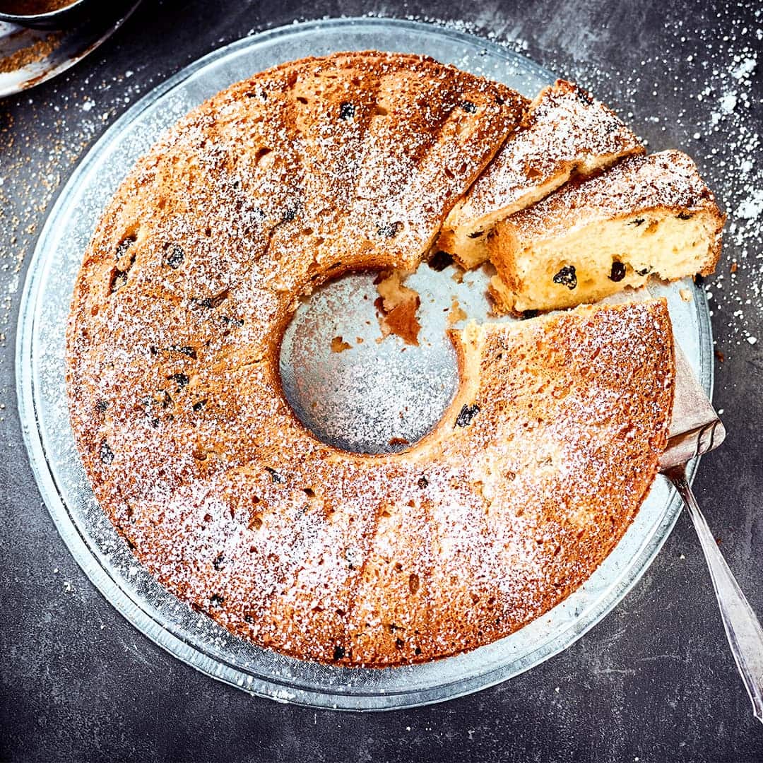 Außen goldbraun, innen weich und duftend nach Zitrone: Der Kuchen nach unserem Kranzkuchen-Rezept ist einfach, aber lecker. Dank der Zugabe von Quark bleibt er besonders saftig. Am besten schmeckt er ofenfrisch, direkt nach dem Abkühlen.