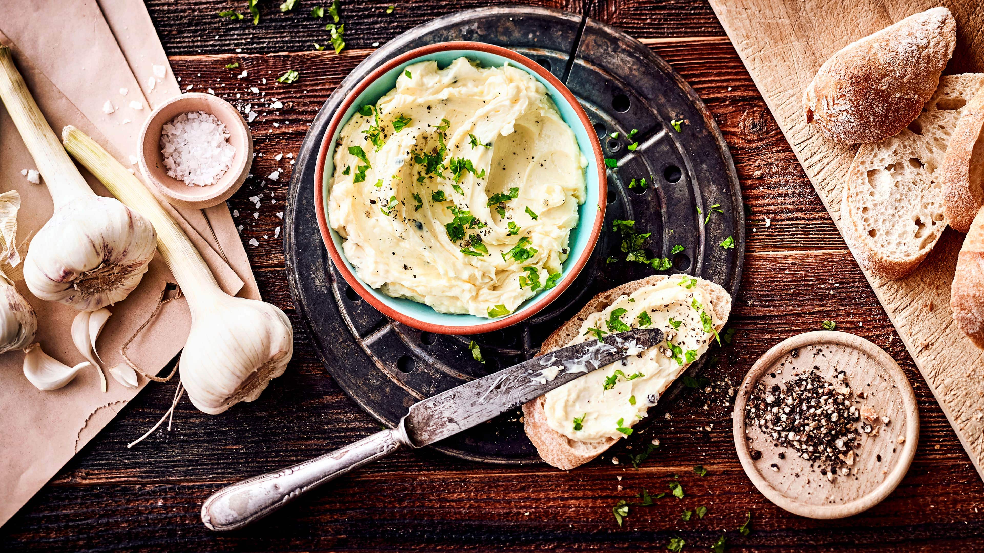 Knoblauchbutter Unsere selbstgemachte Knoblauchbutter passt sehr gut zu Fleisch und Brot oder zum Verfeinern von Pasta und sollte innerhalb von einer Woche verbraucht werden.