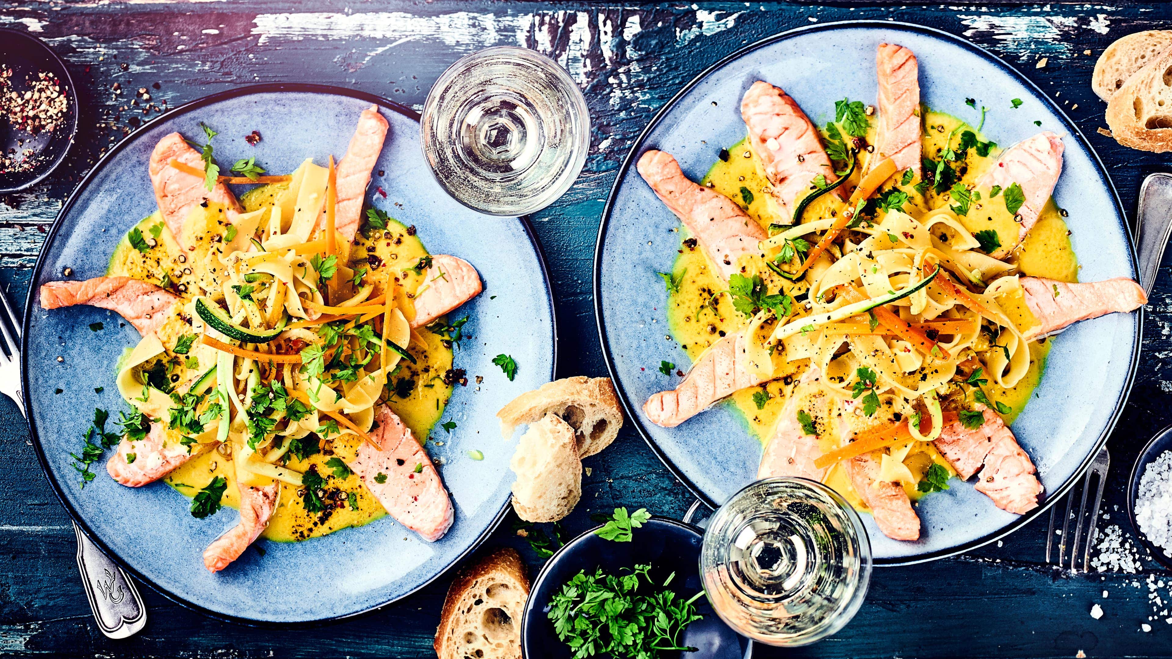 Lachsgratin mit Safransauce Fisch darf gerne öfters auf den Tisch? Dann backen Sie mit uns ein farbenfrohes Lachsgratin mit sattgelber Safransoße, Gemüsenudeln aus Karotten und Zucchini sowie Pasta.