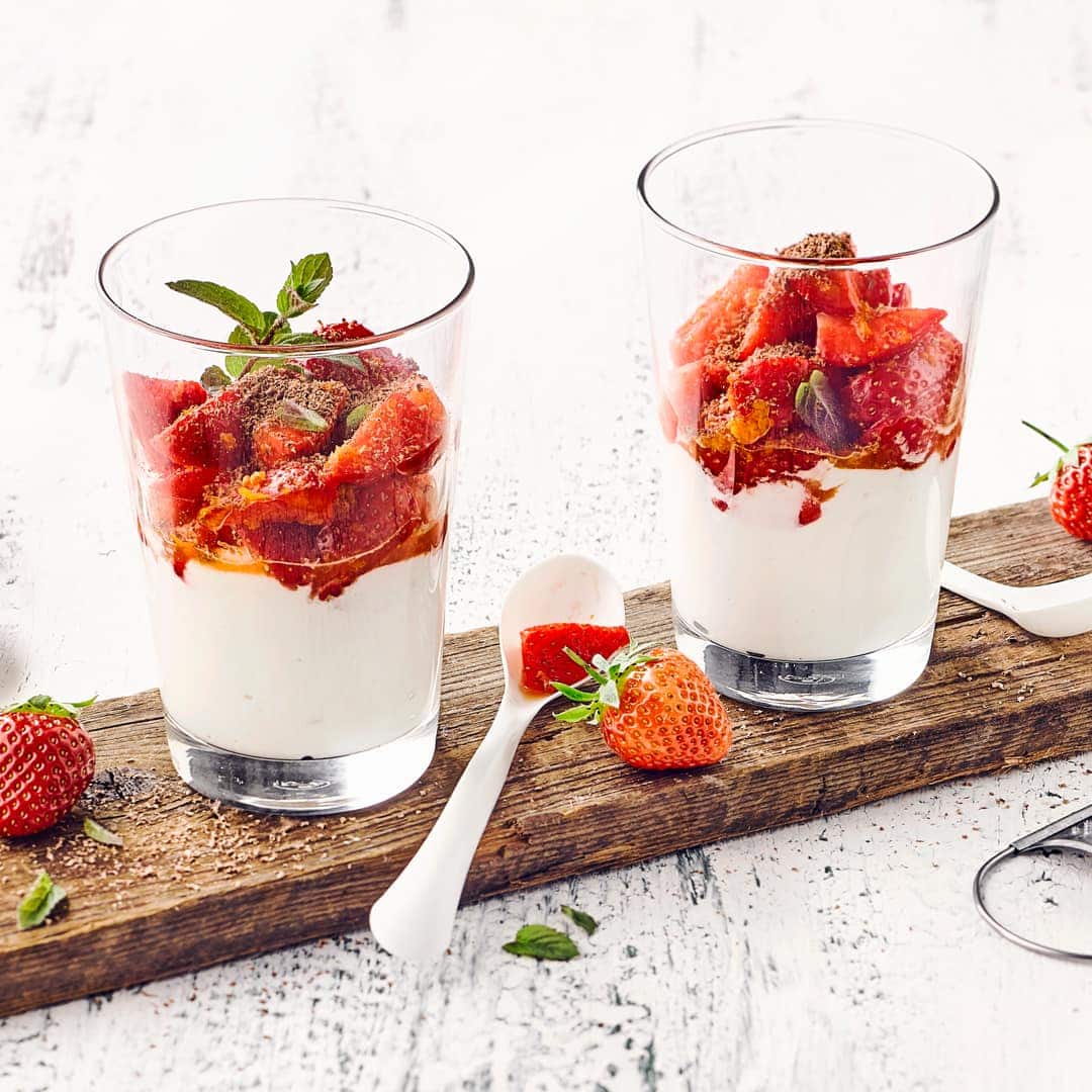 Genießen Sie unser leckeres Dessert mit frischen Erdbeeren, Schokoraspeln und besonders aromatischem Joghurt aus Schafsmilch!