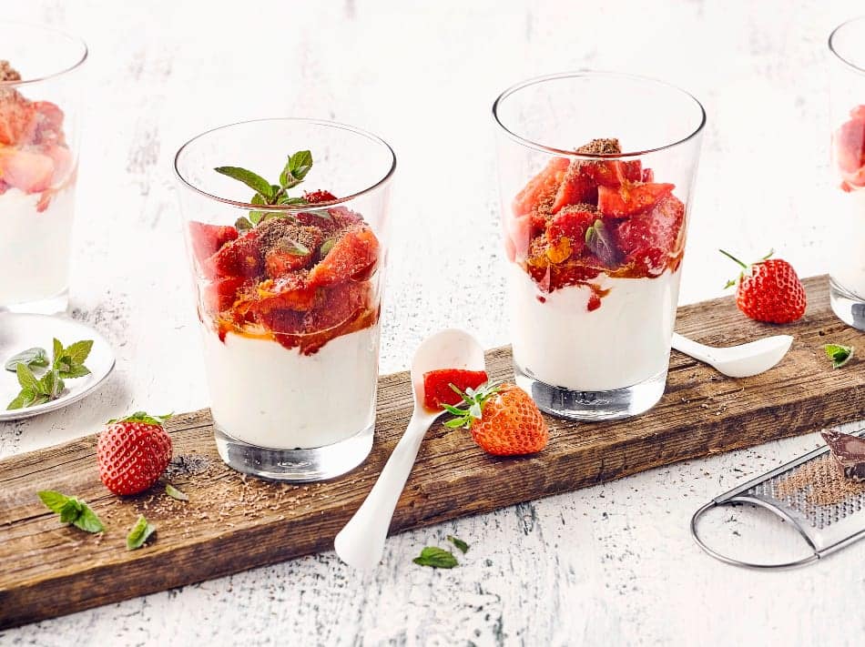 Erdbeerbecher Genießen Sie unser leckeres Dessert mit frischen Erdbeeren, Schokoraspeln und besonders aromatischem Joghurt aus Schafsmilch!