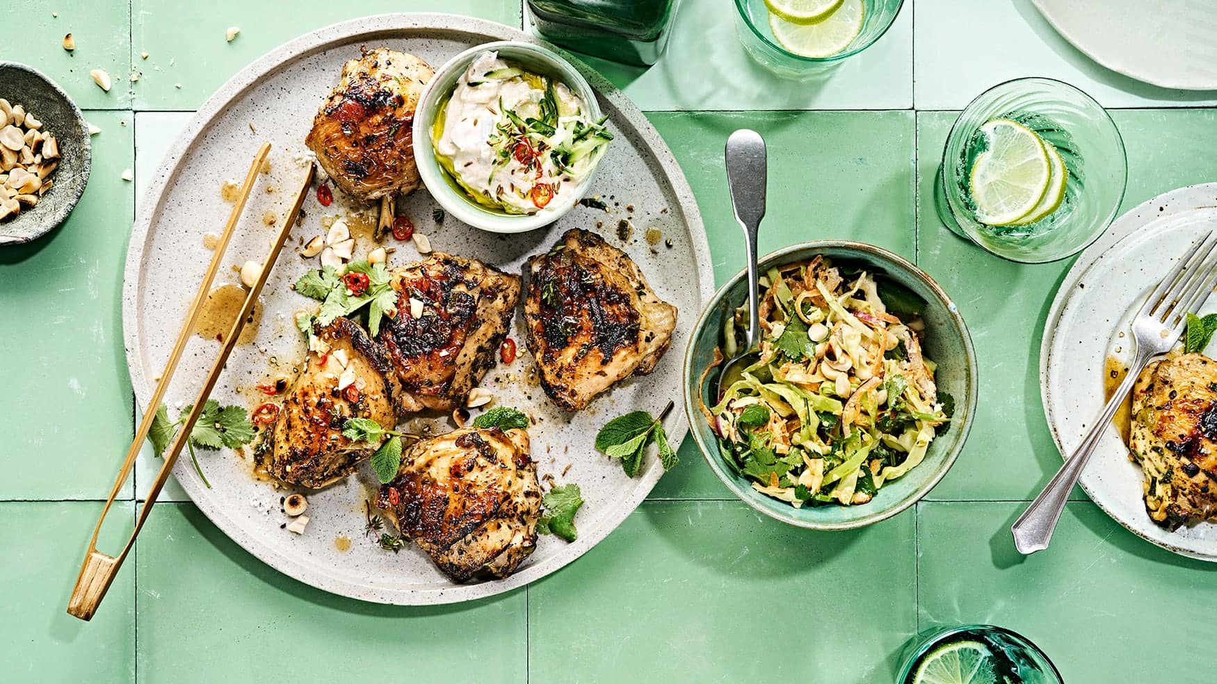 Hähnchenoberkeulen mit Erdnuss-Coleslaw Hähnchenoberkeulen mit Erdnuss-Coleslaw