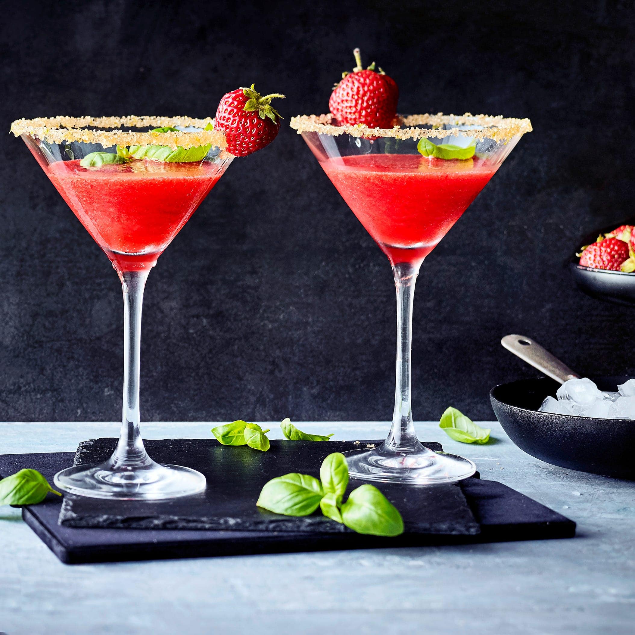Erfrischend, fruchtig und sommerlich schmeckt unser Rezept für selbstgemachten Erdbeer-Daiquiri. Neben ein paar Zutaten benötigen Sie einfach eins: Ganz viel Eis!