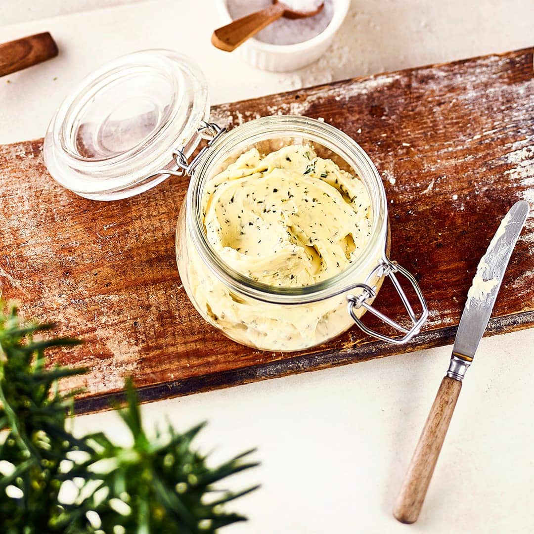 Eine Alternative zu klassischer Kräuterbutter mit lecker würzigem Geschmack: Selbstgemachte Rosmarinbutter – perfekt zu Baguette oder auch als schmelzend zu Grillgerichten.