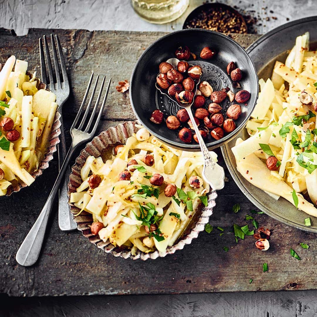 Eine leichte Beilage zu Fisch oder Fleisch oder auch als Mittagssnack eine Idee: Kohlrabisalat mit Birnen, Haselnüssen und selbstgemachtem Dressing.