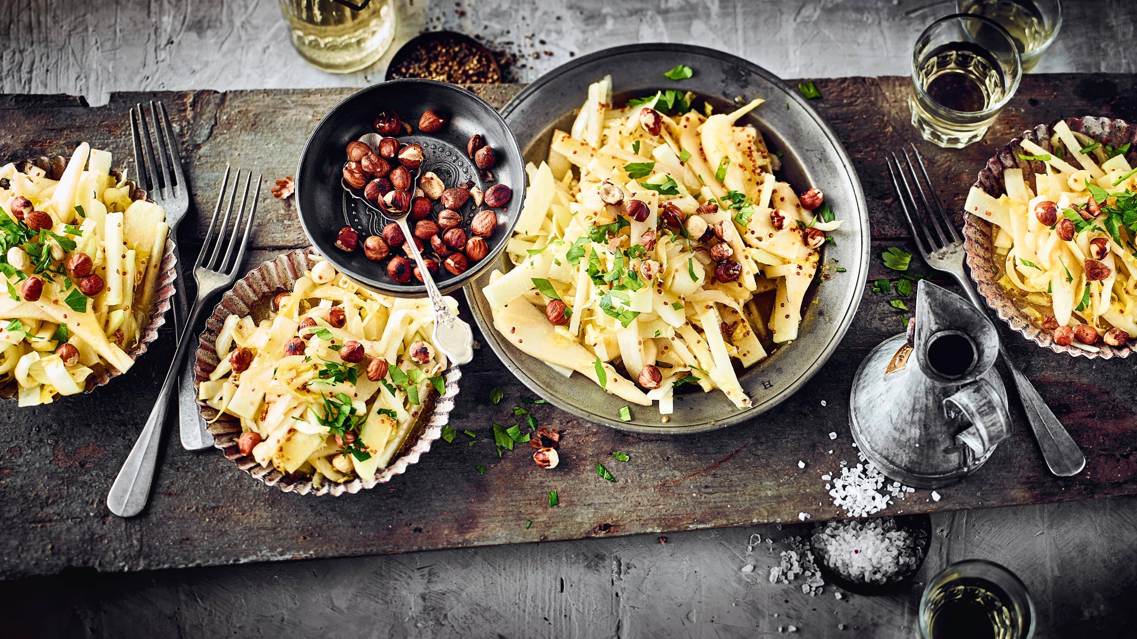 Kohlrabisalat Eine leichte Beilage zu Fisch oder Fleisch oder auch als Mittagssnack eine Idee: Kohlrabisalat mit Birnen, Haselnüssen und selbstgemachtem Dressing.