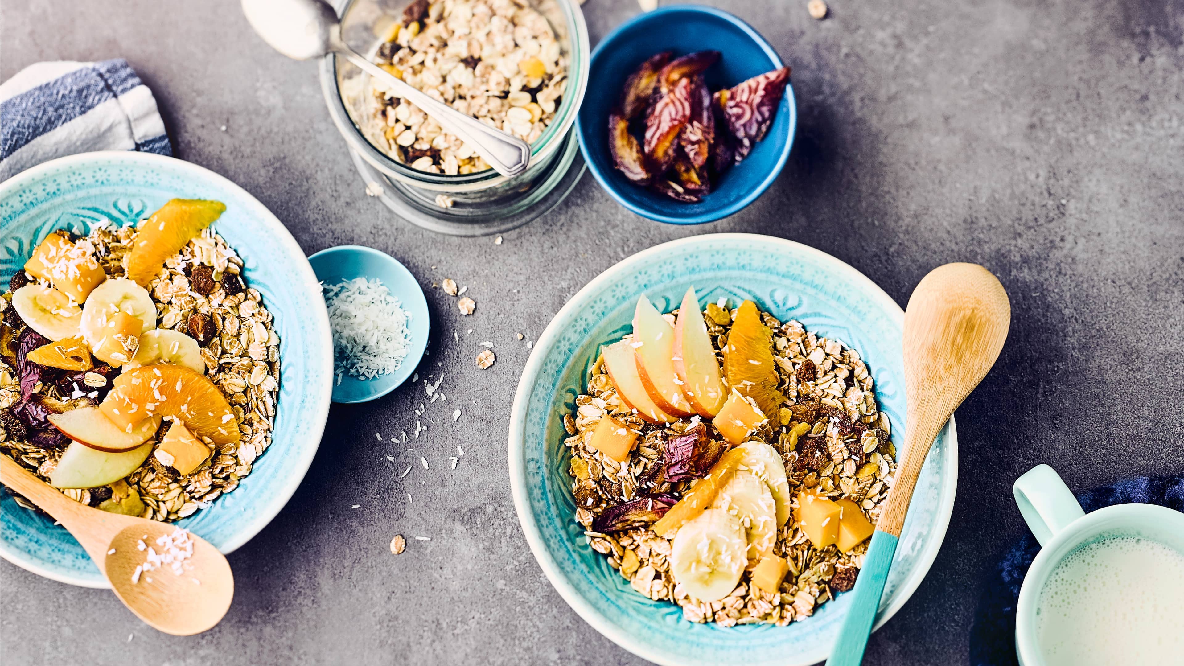 Früchtejoghurt Kerniges Frühstück oder Zwischenmahlzeit: Probieren Sie unseren Früchtejoghurt mit Apfel, Kiwi und Banane – dazu Müsli, Mandelstifte und gehackte Pistazien!