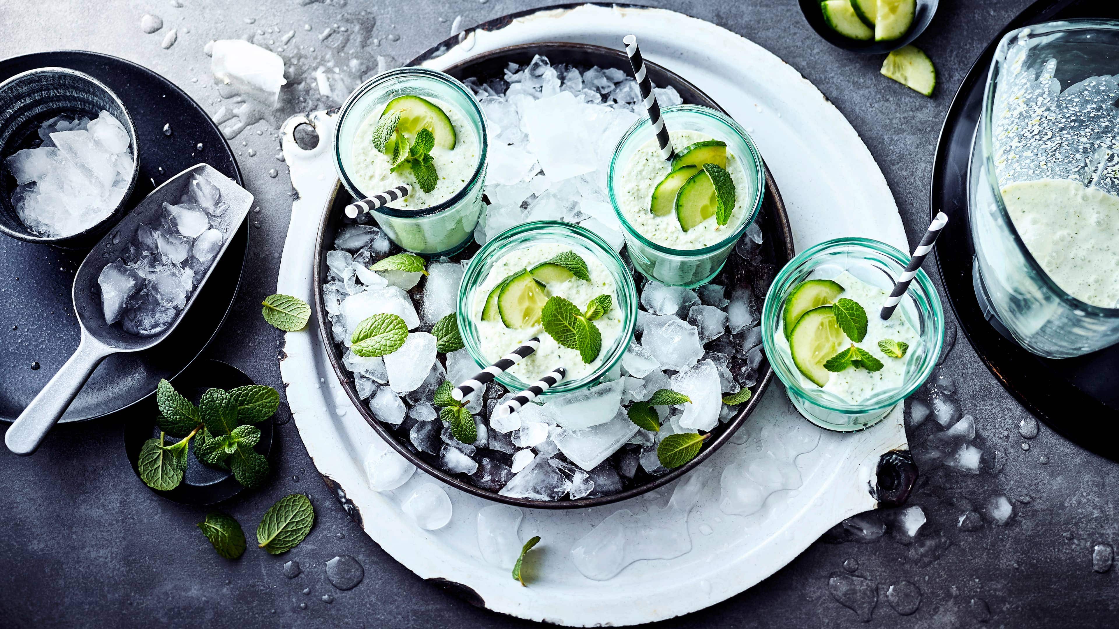 Gurken Smoothie Grüne Smoothies liegen ja bekanntlich im Trend und wir servieren ihn am liebsten mit Gurke. Mit nur wenigen Zutaten und in 10 Minuten hergestellt ist unser Gurken Smoothie ein wahrer Frische Kick.